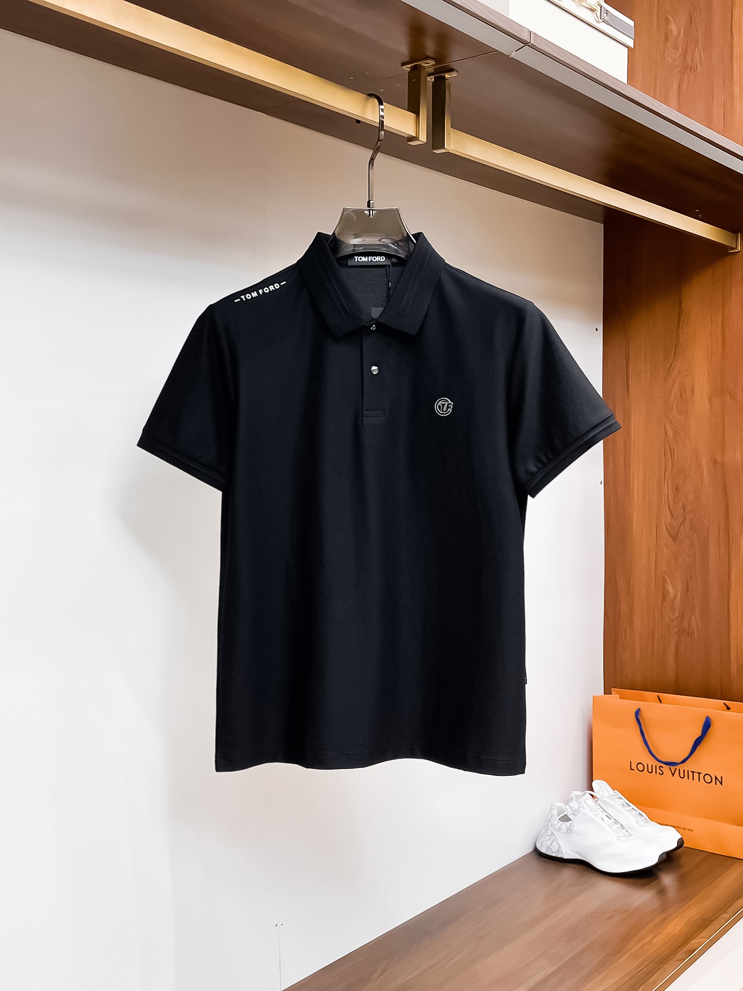 NO:136017,Tom Ford High-end Merchant Business White-collar workers are a must-have item for individuals in the unit!  Bead floor fabric casual business short-sleeved Polo, technology fabric, great body feel, smooth texture and great texture!  Good elasticity, no sense of restraint, the fabric has its own breathable mesh, moisture absorption and sweating, quick drying and keeping it dry, small lapel placket-breasted design, showing a straight posture, not soft pedal, simple style, can be used for business and leisure, highly recommended!  High-elastic ice silk, the touch is as smooth as jade silk, clean and neat, and elegant and gentlemanly. The high-end materials are the key to the fabric, the quality control must be used. The feel is extremely delicate and smooth, the fabric has a good gloss and upper body skeleton feel, so we can greet mature and quality men's clothing!  Sweat in summer and dry in seconds, a brand new experience Business commuting and leisure Number M-4XL, maximum wear 200 catties, T-shirt, alexander wang19860909汤姆福特 高端货商务 白领 单位人士必入单品！ 珠地面料休闲商务短袖Polo,科技面料,体感非常棒,手感顺滑质感很棒！弹性好,无任何束缚感,面料自带透气网孔,吸湿排汗,速干保持干爽,小翻领门襟排扣设计,展露挺拔姿态,不软踏,简约款式,商务休闲都可驾驭,强烈推荐！高弹冰丝,触感堪比玉蚕丝一样丝滑,干净利落,儒雅绅士风度.高级材质,重点就是面料上,品控的必上,手感极其细腻光滑,面料光泽感和上身骨架感好,打招成熟品质男装！夏天出汗秒干,全新体验 商务通勤休闲 码数M-4XL,最大穿200斤,,T-shirt,alexander wang,Men's clothing