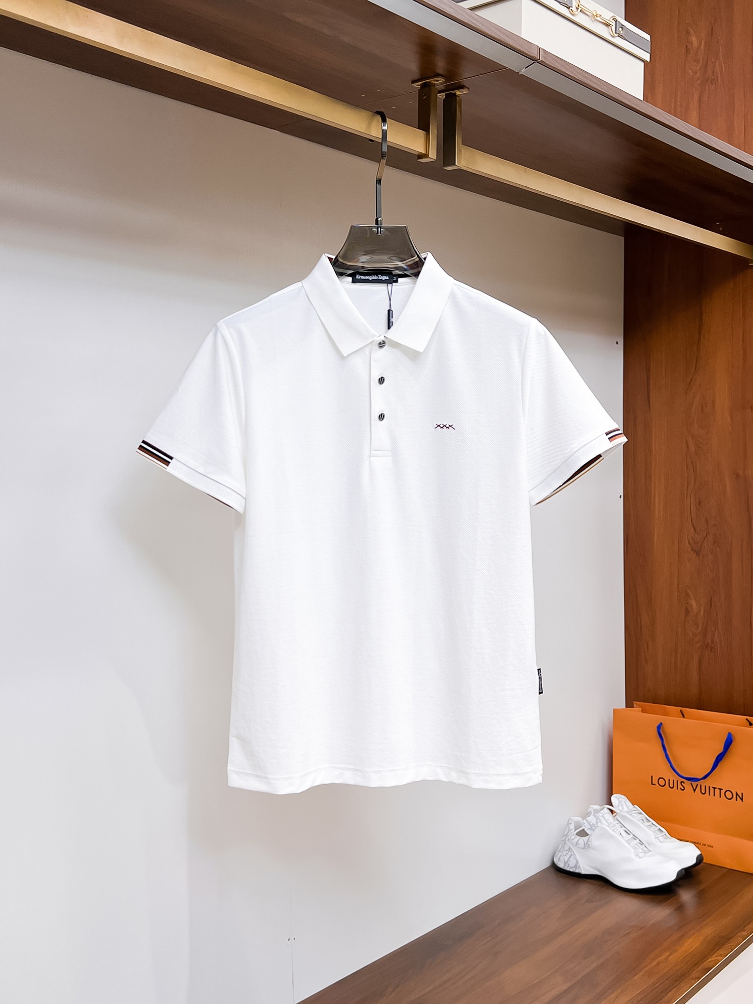 NO:136020,Jenia High-end goods business White-collar workers are a must-have item for individuals in the unit!  Bead floor fabric casual business short-sleeved Polo, technology fabric, great body feel, smooth texture and great texture!  Good elasticity, no sense of restraint, the fabric has its own breathable mesh, moisture absorption and sweating, quick drying and keeping it dry, small lapel placket-breasted design, showing a straight posture, not soft pedal, simple style, can be used for business and leisure, highly recommended!  High-elastic ice silk, the touch is as smooth as jade silk, clean and neat, and elegant and gentlemanly. The high-end materials are the key to the fabric, the quality control must be used. The feel is extremely delicate and smooth, the fabric has a good gloss and upper body skeleton feel, so we can greet mature and quality men's clothing!  Sweat in summer and dry in seconds, a brand new experience Business commuting and leisure Number M-4XL, maximum wear 200 catties, zegna, T-shirt, alexander wang19860909杰尼亚 高端货商务 白领 单位人士必入单品！ 珠地面料休闲商务短袖Polo,科技面料,体感非常棒,手感顺滑质感很棒！弹性好,无任何束缚感,面料自带透气网孔,吸湿排汗,速干保持干爽,小翻领门襟排扣设计,展露挺拔姿态,不软踏,简约款式,商务休闲都可驾驭,强烈推荐！高弹冰丝,触感堪比玉蚕丝一样丝滑,干净利落,儒雅绅士风度.高级材质,重点就是面料上,品控的必上,手感极其细腻光滑,面料光泽感和上身骨架感好,打招成熟品质男装！夏天出汗秒干,全新体验 商务通勤休闲 码数M-4XL,最大穿200斤,,zegna,T-shirt,alexander wang,Men's clothing