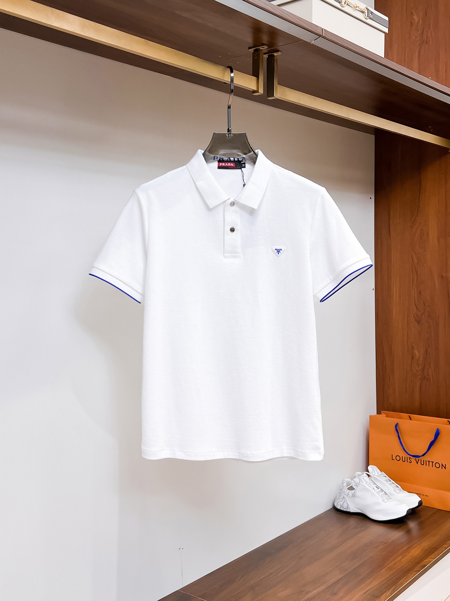 NO:136023,Prada High-end Goods Business White-collar workers are a must-have item for individuals in the unit!  Bead floor fabric casual business short-sleeved Polo, technology fabric, great body feel, smooth texture and great texture!  Good elasticity, no sense of restraint, the fabric has its own breathable mesh, moisture absorption and sweating, quick drying and keeping it dry, small lapel placket-breasted design, showing a straight posture, not soft pedal, simple style, can be used for business and leisure, highly recommended!  High-elastic ice silk, the touch is as smooth as jade silk, clean and neat, and elegant and gentlemanly. The high-end materials are the key to the fabric, the quality control must be used. The feel is extremely delicate and smooth, the fabric has a good gloss and upper body skeleton feel, so we can greet mature and quality men's clothing!  Sweat in summer and dry in seconds, a brand new experience Business commuting and leisure Number M-4XL, maximum wear 200 catties, prada, T-shirt, alexander wang19860909普拉达 高端货商务 白领 单位人士必入单品！ 珠地面料休闲商务短袖Polo,科技面料,体感非常棒,手感顺滑质感很棒！弹性好,无任何束缚感,面料自带透气网孔,吸湿排汗,速干保持干爽,小翻领门襟排扣设计,展露挺拔姿态,不软踏,简约款式,商务休闲都可驾驭,强烈推荐！高弹冰丝,触感堪比玉蚕丝一样丝滑,干净利落,儒雅绅士风度.高级材质,重点就是面料上,品控的必上,手感极其细腻光滑,面料光泽感和上身骨架感好,打招成熟品质男装！夏天出汗秒干,全新体验 商务通勤休闲 码数M-4XL,最大穿200斤,,prada,T-shirt,alexander wang,Men's clothing