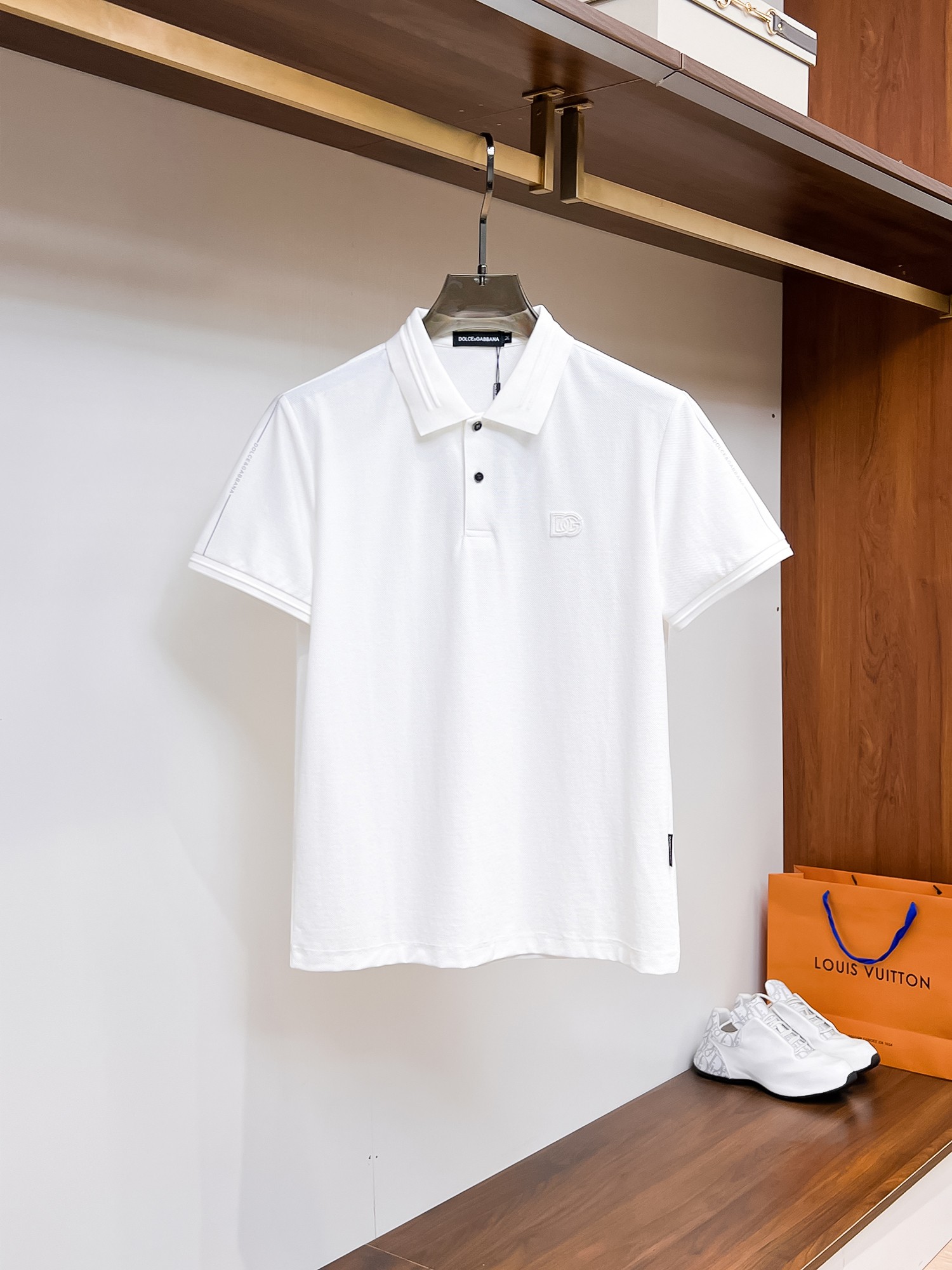 NO:136038,DG High-end Goods Business White-collar workers are a must-have item for individuals in the unit!  Bead floor fabric casual business short-sleeved Polo, technology fabric, great body feel, smooth texture and great texture!  Good elasticity, no sense of restraint, the fabric has its own breathable mesh, moisture absorption and sweating, quick drying and keeping it dry, small lapel placket-breasted design, showing a straight posture, not soft pedal, simple style, can be used for business and leisure, highly recommended!  High-elastic ice silk, the touch is as smooth as jade silk, clean and neat, and elegant and gentlemanly. The high-end materials are the key to the fabric, the quality control must be used. The feel is extremely delicate and smooth, the fabric has a good gloss and upper body skeleton feel, so we can greet mature and quality men's clothing!  Sweat in summer and dry in seconds, a brand new experience Business commuting and leisure Number M-4XL, maximum wear 200 catties, Dolce & Gabbana, T-shirt, alexander wang19860909DG 高端货商务 白领 单位人士必入单品！ 珠地面料休闲商务短袖Polo,科技面料,体感非常棒,手感顺滑质感很棒！弹性好,无任何束缚感,面料自带透气网孔,吸湿排汗,速干保持干爽,小翻领门襟排扣设计,展露挺拔姿态,不软踏,简约款式,商务休闲都可驾驭,强烈推荐！高弹冰丝,触感堪比玉蚕丝一样丝滑,干净利落,儒雅绅士风度.高级材质,重点就是面料上,品控的必上,手感极其细腻光滑,面料光泽感和上身骨架感好,打招成熟品质男装！夏天出汗秒干,全新体验 商务通勤休闲 码数M-4XL,最大穿200斤,,Dolce&Gabbana,T-shirt,alexander wang,Men's clothing