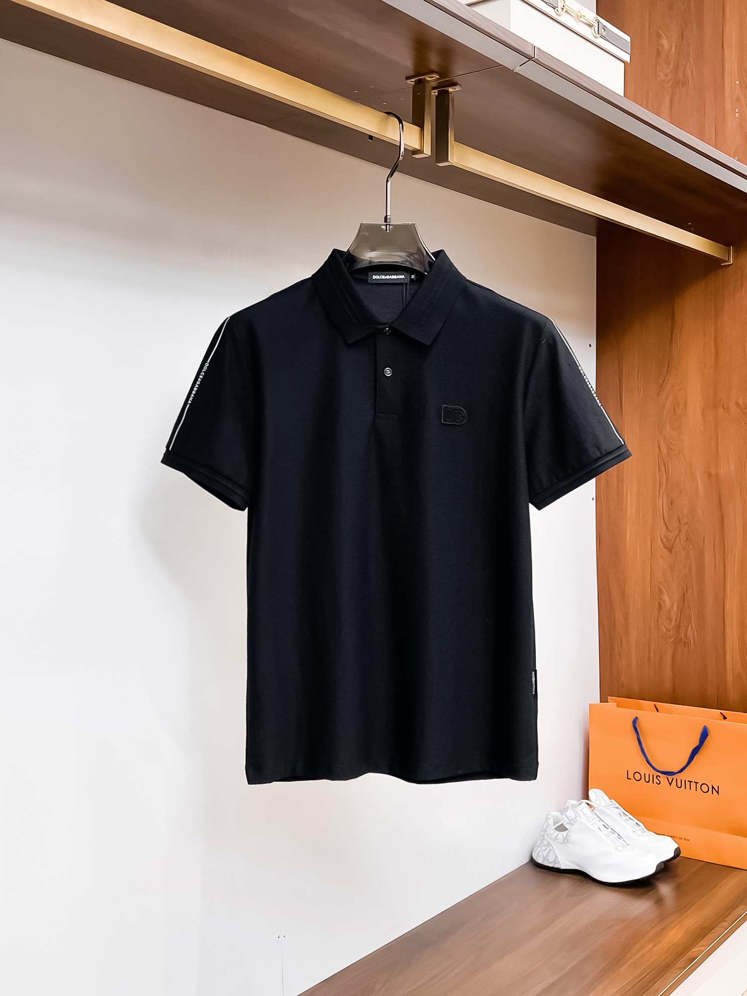 NO:135998,DG High-end Goods Business White-collar workers are a must-have item for individuals in the unit!  Bead floor fabric casual business short-sleeved Polo, technology fabric, great body feel, smooth texture and great texture!  Good elasticity, no sense of restraint, the fabric has its own breathable mesh, moisture absorption and sweating, quick drying and keeping it dry, small lapel placket-breasted design, showing a straight posture, not soft pedal, simple style, can be used for business and leisure, highly recommended!  High-elastic ice silk, the touch is as smooth as jade silk, clean and neat, and elegant and gentlemanly. The high-end materials are the key to the fabric, the quality control must be used. The feel is extremely delicate and smooth, the fabric has a good gloss and upper body skeleton feel, so we can greet mature and quality men's clothing!  Sweat in summer and dry in seconds, a brand new experience Business commuting and leisure Number M-4XL, maximum wear 200 catties, Dolce & Gabbana, T-shirt, alexander wang19860909DG 高端货商务 白领 单位人士必入单品！ 珠地面料休闲商务短袖Polo,科技面料,体感非常棒,手感顺滑质感很棒！弹性好,无任何束缚感,面料自带透气网孔,吸湿排汗,速干保持干爽,小翻领门襟排扣设计,展露挺拔姿态,不软踏,简约款式,商务休闲都可驾驭,强烈推荐！高弹冰丝,触感堪比玉蚕丝一样丝滑,干净利落,儒雅绅士风度.高级材质,重点就是面料上,品控的必上,手感极其细腻光滑,面料光泽感和上身骨架感好,打招成熟品质男装！夏天出汗秒干,全新体验 商务通勤休闲 码数M-4XL,最大穿200斤,,Dolce&Gabbana,T-shirt,alexander wang,Men's clothing