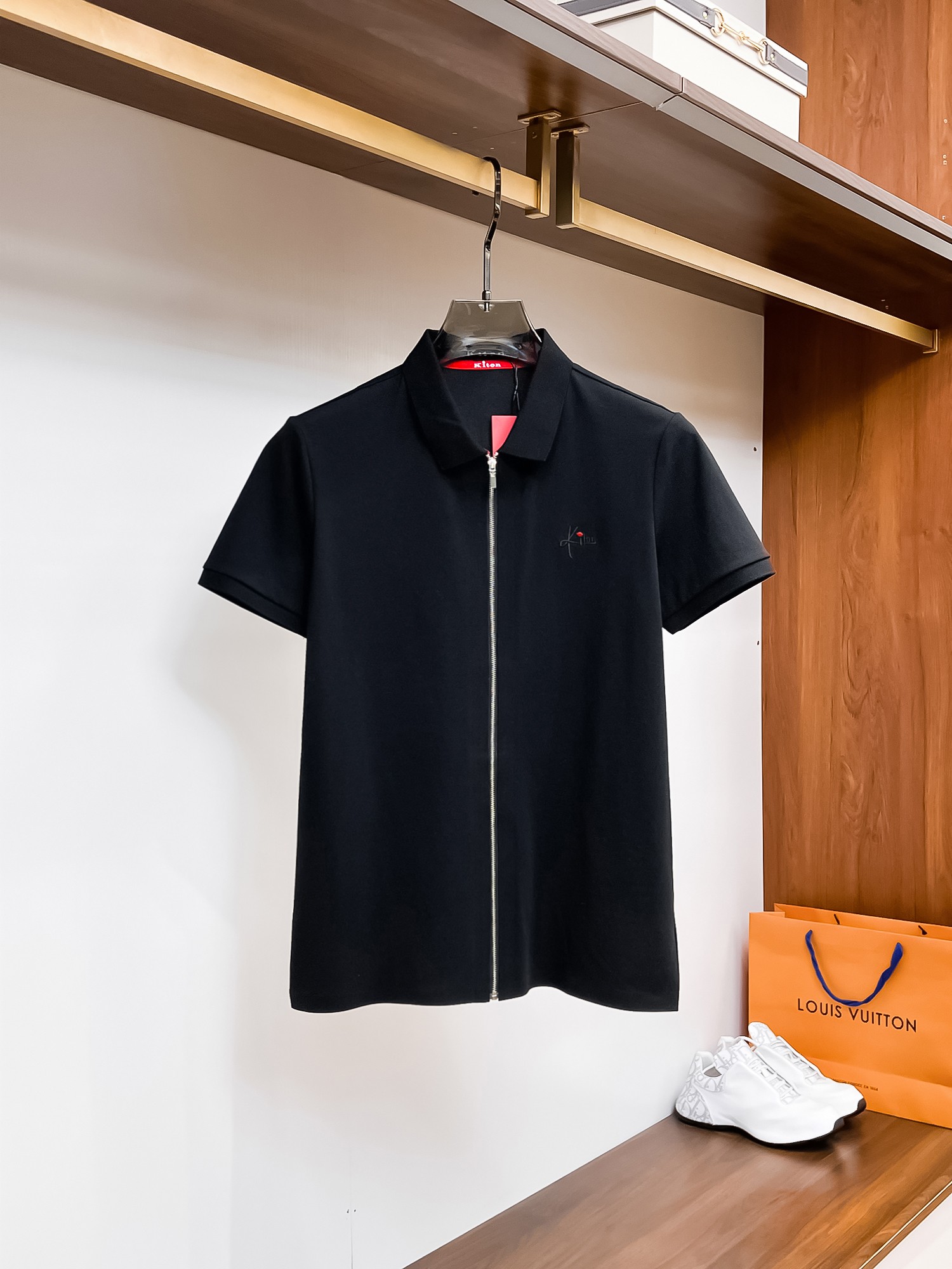 NO:136001,Kiton High-end Merchant Business White-collar workers are a must-have item for individuals in the unit!  Bead floor fabric casual business short-sleeved shirt, technological fabric, great body feel, smooth texture and great texture!  Good elasticity, no sense of restraint, the fabric has its own breathable mesh, moisture absorption and sweating, quick drying and keeping it dry, small lapel placket-breasted design, showing a straight posture, not soft pedal, simple style, can be used for business and leisure, highly recommended!  High-elastic ice silk, the touch is as smooth as jade silk, clean and neat, and elegant and gentlemanly. The high-end materials are the key to the fabric, the quality control must be used. The feel is extremely delicate and smooth, the fabric has a good gloss and upper body skeleton feel, so we can greet mature and quality men's clothing!  Sweat in summer and dry in seconds, a brand new experience Business commuting and leisure Number M-4XL, maximum wear 200 catties, Shirts, T-shirt, alexander wang19860909Kiton 高端货商务 白领 单位人士必入单品！ 珠地面料休闲商务短袖衬衫,科技面料,体感非常棒,手感顺滑质感很棒！弹性好,无任何束缚感,面料自带透气网孔,吸湿排汗,速干保持干爽,小翻领门襟排扣设计,展露挺拔姿态,不软踏,简约款式,商务休闲都可驾驭,强烈推荐！高弹冰丝,触感堪比玉蚕丝一样丝滑,干净利落,儒雅绅士风度.高级材质,重点就是面料上,品控的必上,手感极其细腻光滑,面料光泽感和上身骨架感好,打招成熟品质男装！夏天出汗秒干,全新体验 商务通勤休闲 码数M-4XL,最大穿200斤,,shirts,T-shirt,alexander wang,Men's clothing