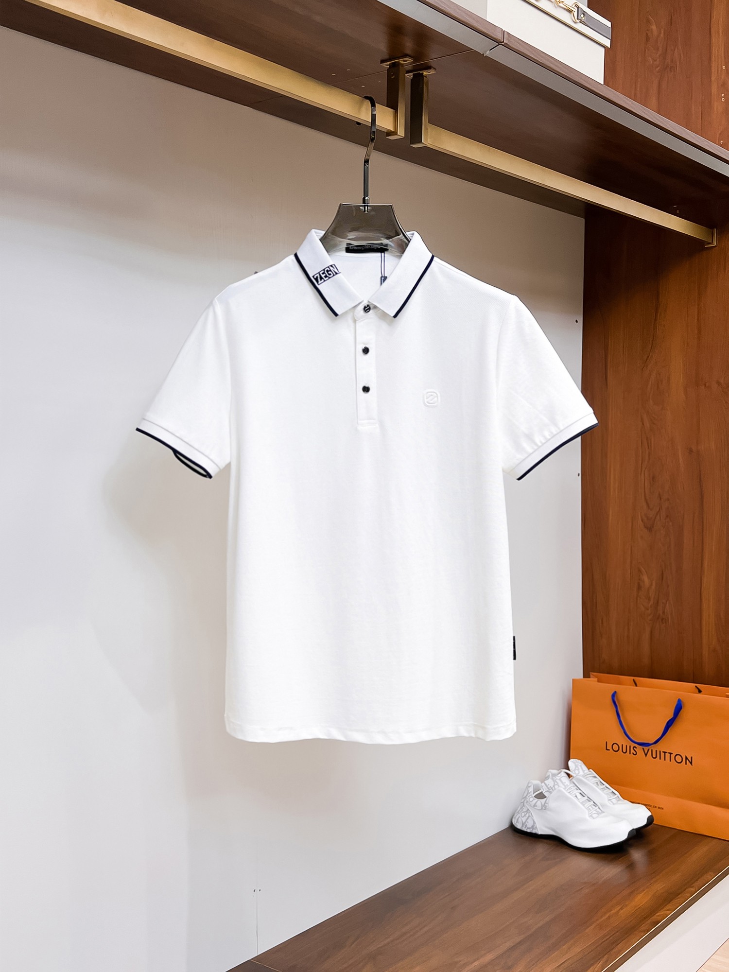 NO:136004,Jenia High-end goods business White-collar workers are a must-have item for individuals in the unit!  Bead floor fabric casual business short-sleeved Polo, technology fabric, great body feel, smooth texture and great texture!  Good elasticity, no sense of restraint, the fabric has its own breathable mesh, moisture absorption and sweating, quick drying and keeping it dry, small lapel placket-breasted design, showing a straight posture, not soft pedal, simple style, can be used for business and leisure, highly recommended!  High-elastic ice silk, the touch is as smooth as jade silk, clean and neat, and elegant and gentlemanly. The high-end materials are the key to the fabric, the quality control must be used. The feel is extremely delicate and smooth, the fabric has a good gloss and upper body skeleton feel, so we can greet mature and quality men's clothing!  Sweat in summer and dry in seconds, a brand new experience Business commuting and leisure Number M-4XL, maximum wear 200 catties, zegna, T-shirt, alexander wang19860909杰尼亚 高端货商务 白领 单位人士必入单品！ 珠地面料休闲商务短袖Polo,科技面料,体感非常棒,手感顺滑质感很棒！弹性好,无任何束缚感,面料自带透气网孔,吸湿排汗,速干保持干爽,小翻领门襟排扣设计,展露挺拔姿态,不软踏,简约款式,商务休闲都可驾驭,强烈推荐！高弹冰丝,触感堪比玉蚕丝一样丝滑,干净利落,儒雅绅士风度.高级材质,重点就是面料上,品控的必上,手感极其细腻光滑,面料光泽感和上身骨架感好,打招成熟品质男装！夏天出汗秒干,全新体验 商务通勤休闲 码数M-4XL,最大穿200斤,,zegna,T-shirt,alexander wang,Men's clothing