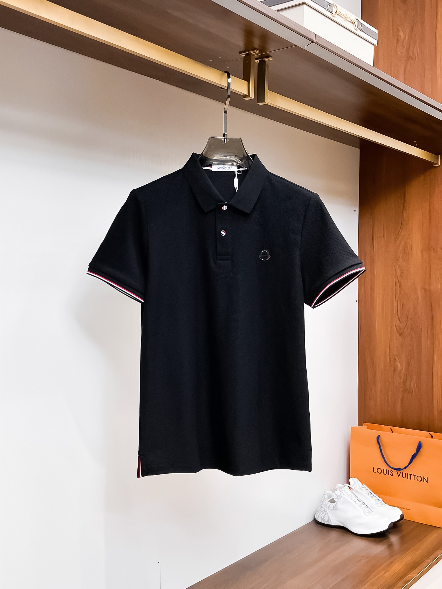 NO:136007,Mask, high-end goods business, white-collar workers, must-have items for individuals in the unit!  Bead floor fabric casual business short-sleeved Polo, technology fabric, great body feel, smooth texture and great texture!  Good elasticity, no sense of restraint, the fabric has its own breathable mesh, moisture absorption and sweating, quick drying and keeping it dry, small lapel placket-breasted design, showing a straight posture, not soft pedal, simple style, can be used for business and leisure, highly recommended!  High-elastic ice silk, the touch is as smooth as jade silk, clean and neat, and elegant and gentlemanly. The high-end materials are the key to the fabric, the quality control must be used. The feel is extremely delicate and smooth, the fabric has a good gloss and upper body skeleton feel, so we can greet mature and quality men's clothing!  Sweat in summer and dry in seconds, a brand new experience Business commuting and leisure Number M-4XL, maximum wear 200 catties, Moncler, T-shirt, alexander wang19860909蒙口 高端货商务 白领 单位人士必入单品！ 珠地面料休闲商务短袖Polo,科技面料,体感非常棒,手感顺滑质感很棒！弹性好,无任何束缚感,面料自带透气网孔,吸湿排汗,速干保持干爽,小翻领门襟排扣设计,展露挺拔姿态,不软踏,简约款式,商务休闲都可驾驭,强烈推荐！高弹冰丝,触感堪比玉蚕丝一样丝滑,干净利落,儒雅绅士风度.高级材质,重点就是面料上,品控的必上,手感极其细腻光滑,面料光泽感和上身骨架感好,打招成熟品质男装！夏天出汗秒干,全新体验 商务通勤休闲 码数M-4XL,最大穿200斤,,Moncler,T-shirt,alexander wang,Men's clothing