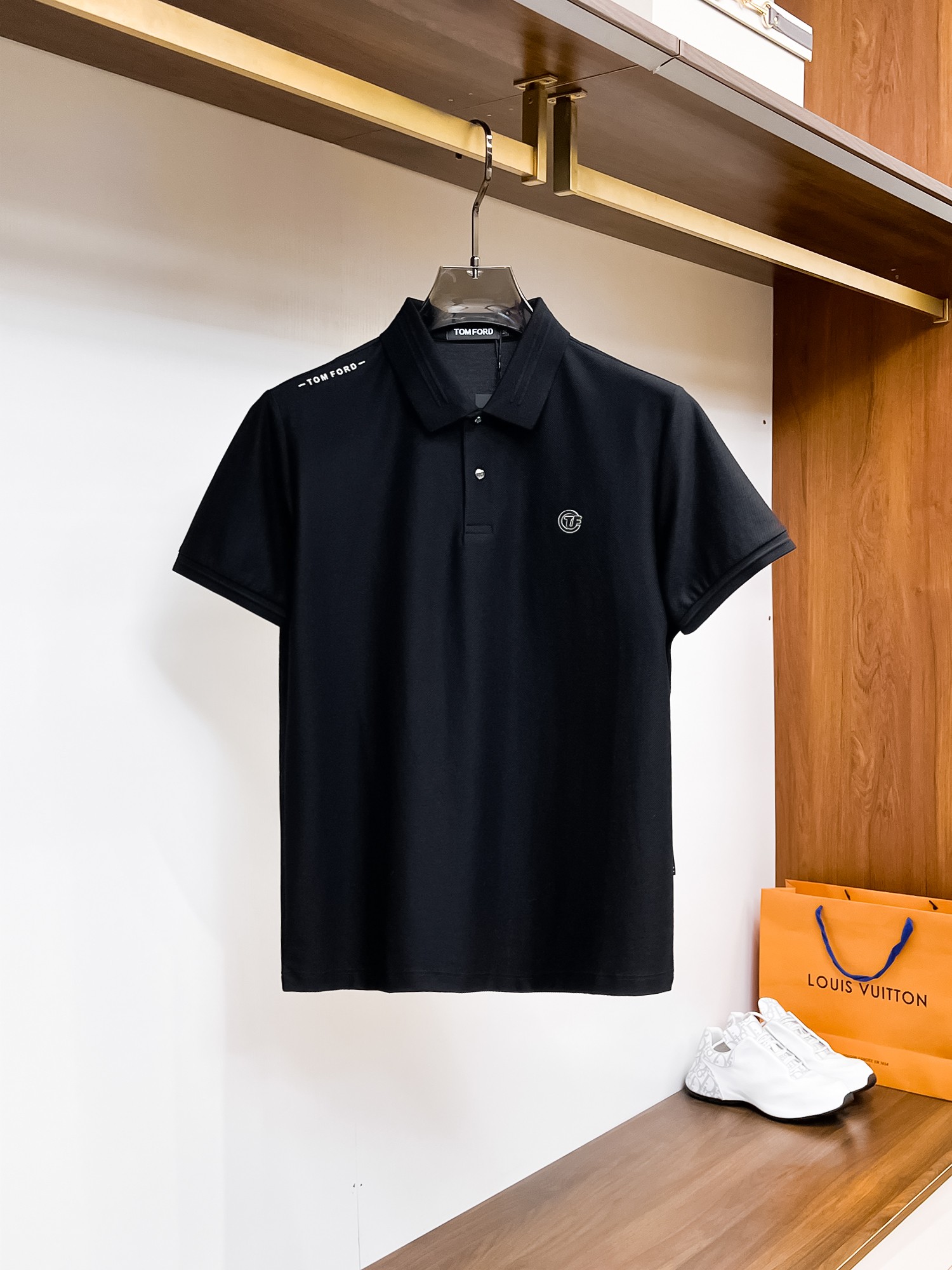 NO:136040,Tom Ford High-end Merchant Business White-collar workers are a must-have item for individuals in the unit!  Bead floor fabric casual business short-sleeved Polo, technology fabric, great body feel, smooth texture and great texture!  Good elasticity, no sense of restraint, the fabric has its own breathable mesh, moisture absorption and sweating, quick drying and keeping it dry, small lapel placket-breasted design, showing a straight posture, not soft pedal, simple style, can be used for business and leisure, highly recommended!  High-elastic ice silk, the touch is as smooth as jade silk, clean and neat, and elegant and gentlemanly. The high-end materials are the key to the fabric, the quality control must be used. The feel is extremely delicate and smooth, the fabric has a good gloss and upper body skeleton feel, so we can greet mature and quality men's clothing!  Sweat in summer and dry in seconds, a brand new experience Business commuting and leisure Number M-4XL, maximum wear 200 catties, T-shirt, alexander wang19860909汤姆福特 高端货商务 白领 单位人士必入单品！ 珠地面料休闲商务短袖Polo,科技面料,体感非常棒,手感顺滑质感很棒！弹性好,无任何束缚感,面料自带透气网孔,吸湿排汗,速干保持干爽,小翻领门襟排扣设计,展露挺拔姿态,不软踏,简约款式,商务休闲都可驾驭,强烈推荐！高弹冰丝,触感堪比玉蚕丝一样丝滑,干净利落,儒雅绅士风度.高级材质,重点就是面料上,品控的必上,手感极其细腻光滑,面料光泽感和上身骨架感好,打招成熟品质男装！夏天出汗秒干,全新体验 商务通勤休闲 码数M-4XL,最大穿200斤,,T-shirt,alexander wang,Men's clothing