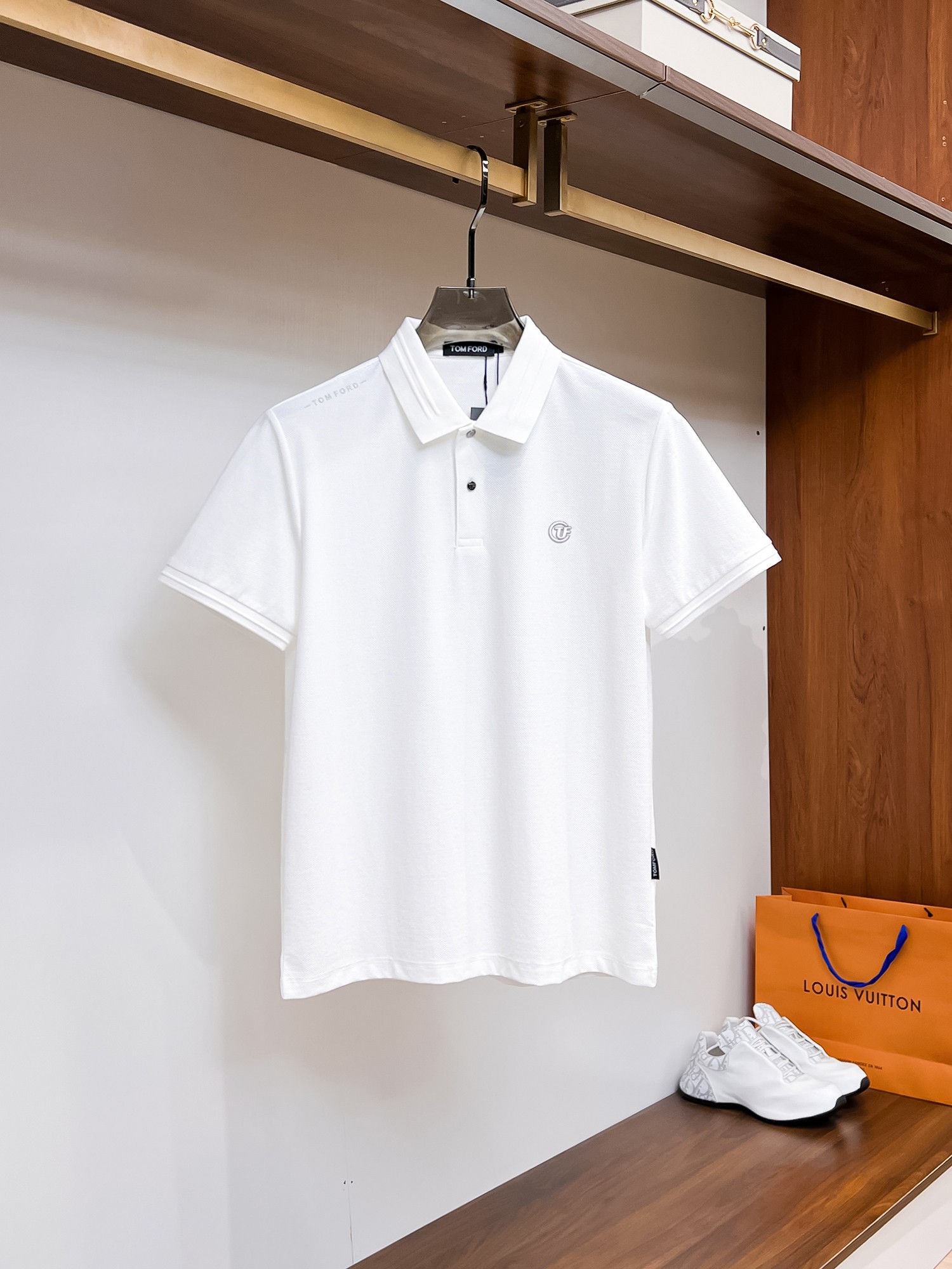 NO:136032,Tom Ford High-end Merchant Business White-collar workers are a must-have item for individuals in the unit!  Bead floor fabric casual business short-sleeved Polo, technology fabric, great body feel, smooth texture and great texture!  Good elasticity, no sense of restraint, the fabric has its own breathable mesh, moisture absorption and sweating, quick drying and keeping it dry, small lapel placket-breasted design, showing a straight posture, not soft pedal, simple style, can be used for business and leisure, highly recommended!  High-elastic ice silk, the touch is as smooth as jade silk, clean and neat, and elegant and gentlemanly. The high-end materials are the key to the fabric, the quality control must be used. The feel is extremely delicate and smooth, the fabric has a good gloss and upper body skeleton feel, so we can greet mature and quality men's clothing!  Sweat in summer and dry in seconds, a brand new experience Business commuting and leisure Number M-4XL, maximum wear 200 catties, T-shirt, alexander wang19860909汤姆福特 高端货商务 白领 单位人士必入单品！ 珠地面料休闲商务短袖Polo,科技面料,体感非常棒,手感顺滑质感很棒！弹性好,无任何束缚感,面料自带透气网孔,吸湿排汗,速干保持干爽,小翻领门襟排扣设计,展露挺拔姿态,不软踏,简约款式,商务休闲都可驾驭,强烈推荐！高弹冰丝,触感堪比玉蚕丝一样丝滑,干净利落,儒雅绅士风度.高级材质,重点就是面料上,品控的必上,手感极其细腻光滑,面料光泽感和上身骨架感好,打招成熟品质男装！夏天出汗秒干,全新体验 商务通勤休闲 码数M-4XL,最大穿200斤,,T-shirt,alexander wang,Men's clothing