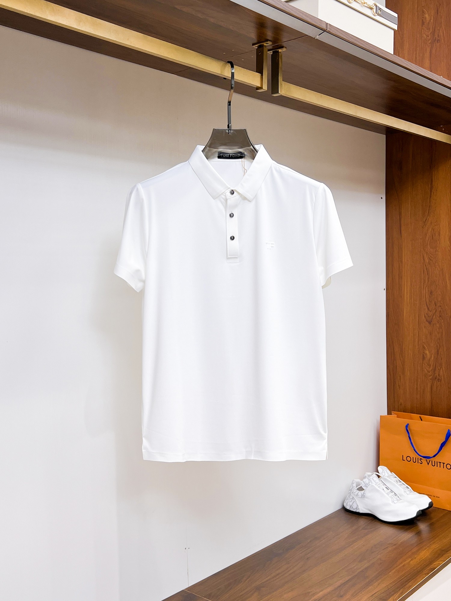 NO:136010,Tom Ford High-end Merchant Business White-collar workers are a must-have item for individuals in the unit!  Bead floor fabric casual business short-sleeved Polo, technology fabric, great body feel, smooth texture and great texture!  Good elasticity, no sense of restraint, the fabric has its own breathable mesh, moisture absorption and sweating, quick drying and keeping it dry, small lapel placket-breasted design, showing a straight posture, not soft pedal, simple style, can be used for business and leisure, highly recommended!  High-elastic ice silk, the touch is as smooth as jade silk, clean and neat, and elegant and gentlemanly. The high-end materials are the key to the fabric, the quality control must be used. The feel is extremely delicate and smooth, the fabric has a good gloss and upper body skeleton feel, so we can greet mature and quality men's clothing!  Sweat in summer and dry in seconds, a brand new experience Business commuting and leisure Number M-4XL, maximum wear 200 catties, T-shirt, alexander wang19860909汤姆福特 高端货商务 白领 单位人士必入单品！ 珠地面料休闲商务短袖Polo,科技面料,体感非常棒,手感顺滑质感很棒！弹性好,无任何束缚感,面料自带透气网孔,吸湿排汗,速干保持干爽,小翻领门襟排扣设计,展露挺拔姿态,不软踏,简约款式,商务休闲都可驾驭,强烈推荐！高弹冰丝,触感堪比玉蚕丝一样丝滑,干净利落,儒雅绅士风度.高级材质,重点就是面料上,品控的必上,手感极其细腻光滑,面料光泽感和上身骨架感好,打招成熟品质男装！夏天出汗秒干,全新体验 商务通勤休闲 码数M-4XL,最大穿200斤,,T-shirt,alexander wang,Men's clothing