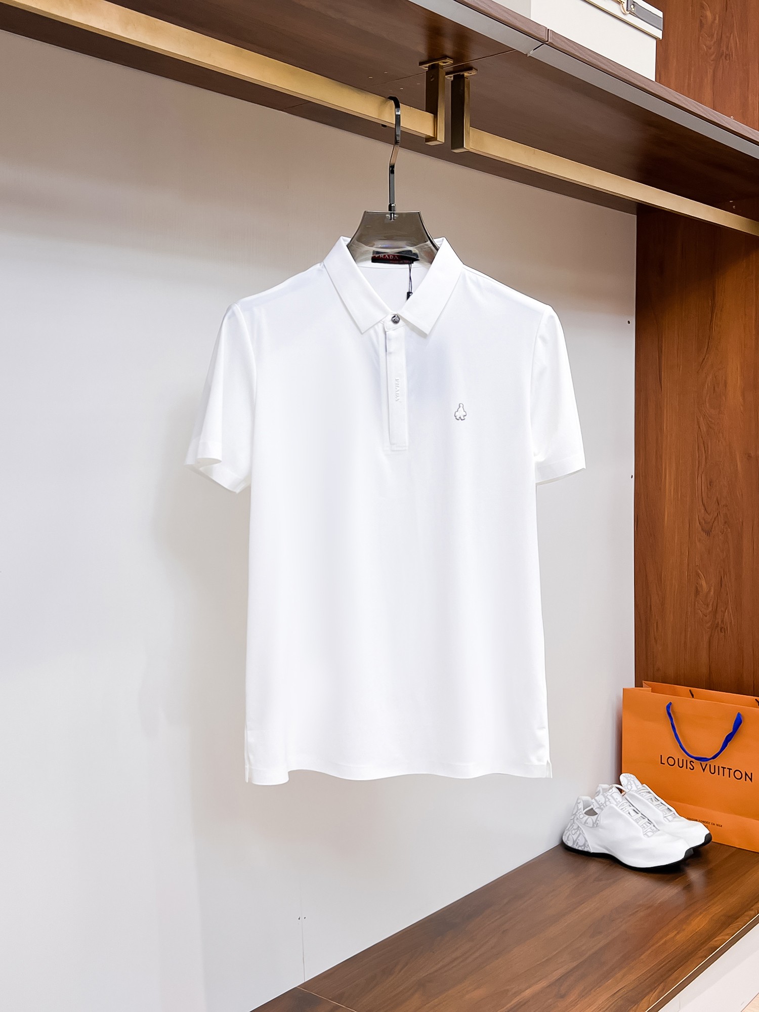 NO:136013,Prada High-end Goods Business White-collar workers are a must-have item for individuals in the unit!  Bead floor fabric casual business short-sleeved Polo, technology fabric, great body feel, smooth texture and great texture!  Good elasticity, no sense of restraint, the fabric has its own breathable mesh, moisture absorption and sweating, quick drying and keeping it dry, small lapel placket-breasted design, showing a straight posture, not soft pedal, simple style, can be used for business and leisure, highly recommended!  High-elastic ice silk, the touch is as smooth as jade silk, clean and neat, and elegant and gentlemanly. The high-end materials are the key to the fabric, the quality control must be used. The feel is extremely delicate and smooth, the fabric has a good gloss and upper body skeleton feel, so we can greet mature and quality men's clothing!  Sweat in summer and dry in seconds, a brand new experience Business commuting and leisure Number M-4XL, maximum wear 200 catties, prada, T-shirt, alexander wang19860909普拉达 高端货商务 白领 单位人士必入单品！ 珠地面料休闲商务短袖Polo,科技面料,体感非常棒,手感顺滑质感很棒！弹性好,无任何束缚感,面料自带透气网孔,吸湿排汗,速干保持干爽,小翻领门襟排扣设计,展露挺拔姿态,不软踏,简约款式,商务休闲都可驾驭,强烈推荐！高弹冰丝,触感堪比玉蚕丝一样丝滑,干净利落,儒雅绅士风度.高级材质,重点就是面料上,品控的必上,手感极其细腻光滑,面料光泽感和上身骨架感好,打招成熟品质男装！夏天出汗秒干,全新体验 商务通勤休闲 码数M-4XL,最大穿200斤,,prada,T-shirt,alexander wang,Men's clothing