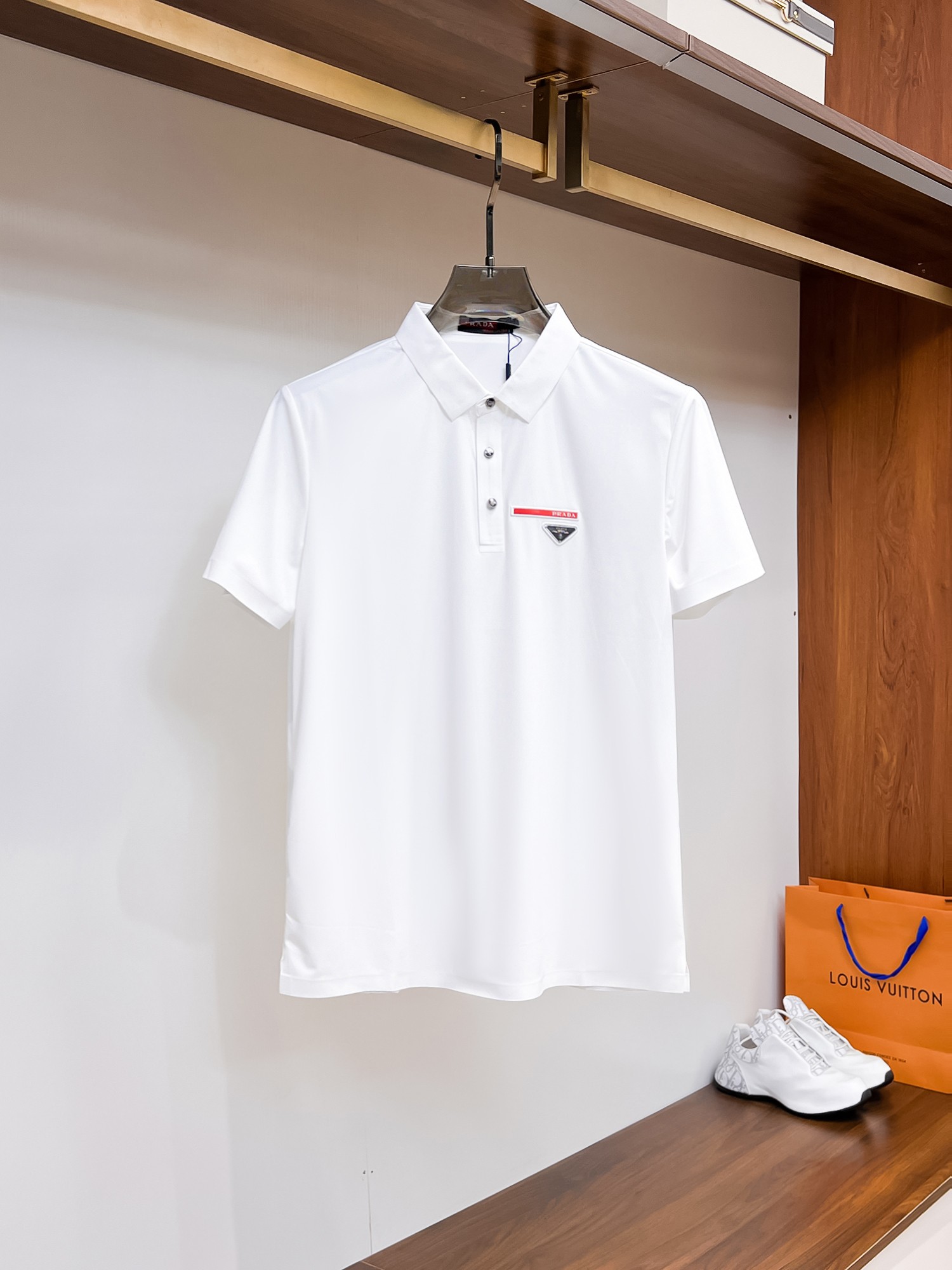 NO:136019,Prada High-end Goods Business White-collar workers are a must-have item for individuals in the unit!  Bead floor fabric casual business short-sleeved Polo, technology fabric, great body feel, smooth texture and great texture!  Good elasticity, no sense of restraint, the fabric has its own breathable mesh, moisture absorption and sweating, quick drying and keeping it dry, small lapel placket-breasted design, showing a straight posture, not soft pedal, simple style, can be used for business and leisure, highly recommended!  High-elastic ice silk, the touch is as smooth as jade silk, clean and neat, and elegant and gentlemanly. The high-end materials are the key to the fabric, the quality control must be used. The feel is extremely delicate and smooth, the fabric has a good gloss and upper body skeleton feel, so we can greet mature and quality men's clothing!  Sweat in summer and dry in seconds, a brand new experience Business commuting and leisure Number M-4XL, maximum wear 200 catties, prada, T-shirt, alexander wang19860909普拉达 高端货商务 白领 单位人士必入单品！ 珠地面料休闲商务短袖Polo,科技面料,体感非常棒,手感顺滑质感很棒！弹性好,无任何束缚感,面料自带透气网孔,吸湿排汗,速干保持干爽,小翻领门襟排扣设计,展露挺拔姿态,不软踏,简约款式,商务休闲都可驾驭,强烈推荐！高弹冰丝,触感堪比玉蚕丝一样丝滑,干净利落,儒雅绅士风度.高级材质,重点就是面料上,品控的必上,手感极其细腻光滑,面料光泽感和上身骨架感好,打招成熟品质男装！夏天出汗秒干,全新体验 商务通勤休闲 码数M-4XL,最大穿200斤,,prada,T-shirt,alexander wang,Men's clothing