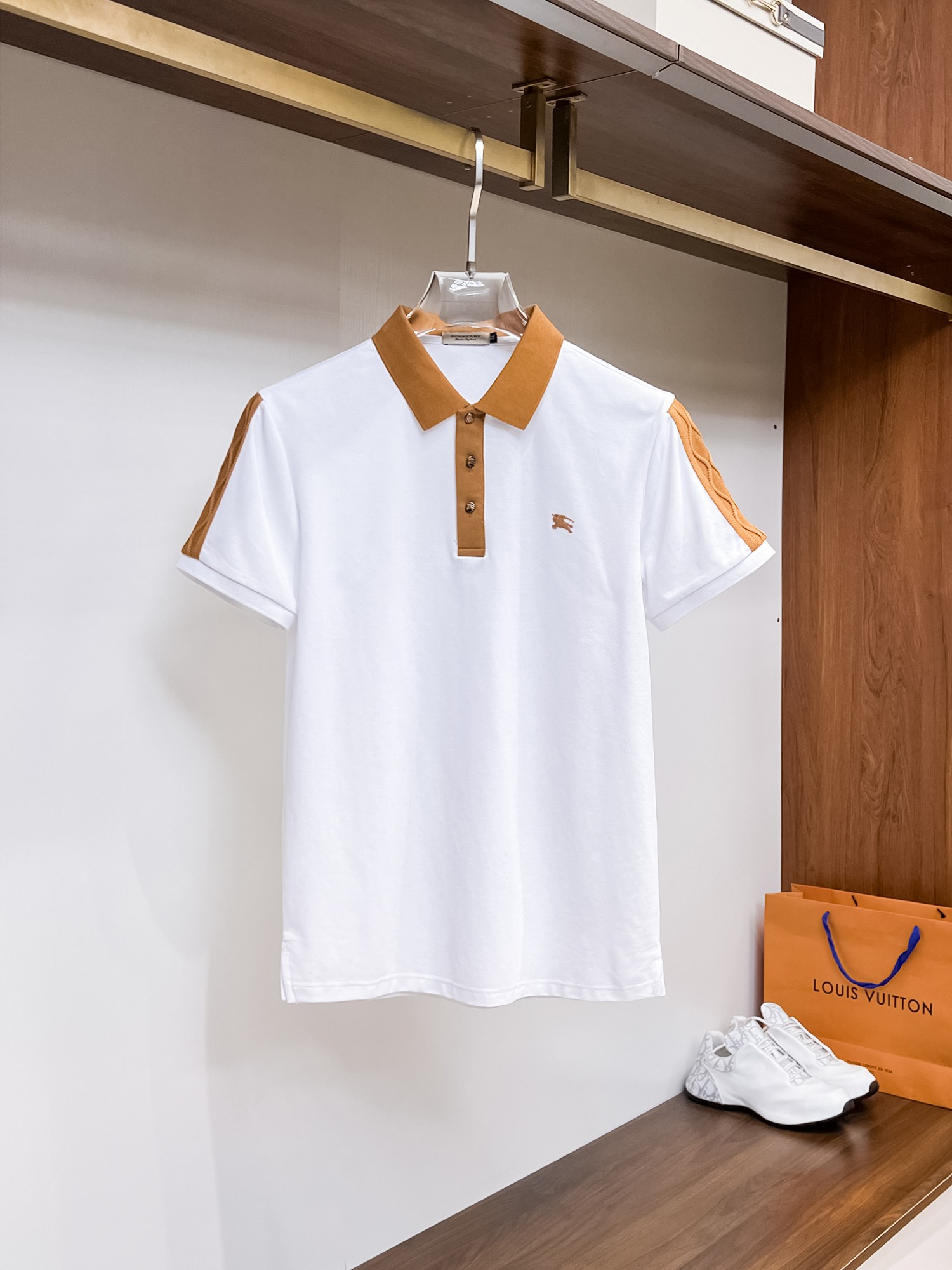 NO:136022,Burberry, high-end goods business, white-collar workers, must-have items for individuals in the unit!  Bead floor fabric casual business short-sleeved Polo, technology fabric, great body feel, smooth texture and great texture!  Good elasticity, no sense of restraint, the fabric has its own breathable mesh, moisture absorption and sweating, quick drying and keeping it dry, small lapel placket-breasted design, showing a straight posture, not soft pedal, simple style, can be used for business and leisure, highly recommended!  High-elastic ice silk, the touch is as smooth as jade silk, clean and neat, and elegant and gentlemanly. The high-end materials are the key to the fabric, the quality control must be used. The feel is extremely delicate and smooth, the fabric has a good gloss and upper body skeleton feel, so we can greet mature and quality men's clothing!  Sweat in summer and dry in seconds, a brand new experience Business commuting and leisure Number M-4XL, maximum wear 200 catties, burberry, T-shirt, alexander wang19860909巴宝莉 高端货商务 白领 单位人士必入单品！ 珠地面料休闲商务短袖Polo,科技面料,体感非常棒,手感顺滑质感很棒！弹性好,无任何束缚感,面料自带透气网孔,吸湿排汗,速干保持干爽,小翻领门襟排扣设计,展露挺拔姿态,不软踏,简约款式,商务休闲都可驾驭,强烈推荐！高弹冰丝,触感堪比玉蚕丝一样丝滑,干净利落,儒雅绅士风度.高级材质,重点就是面料上,品控的必上,手感极其细腻光滑,面料光泽感和上身骨架感好,打招成熟品质男装！夏天出汗秒干,全新体验 商务通勤休闲 码数M-4XL,最大穿200斤,,burberry,T-shirt,alexander wang,Men's clothing