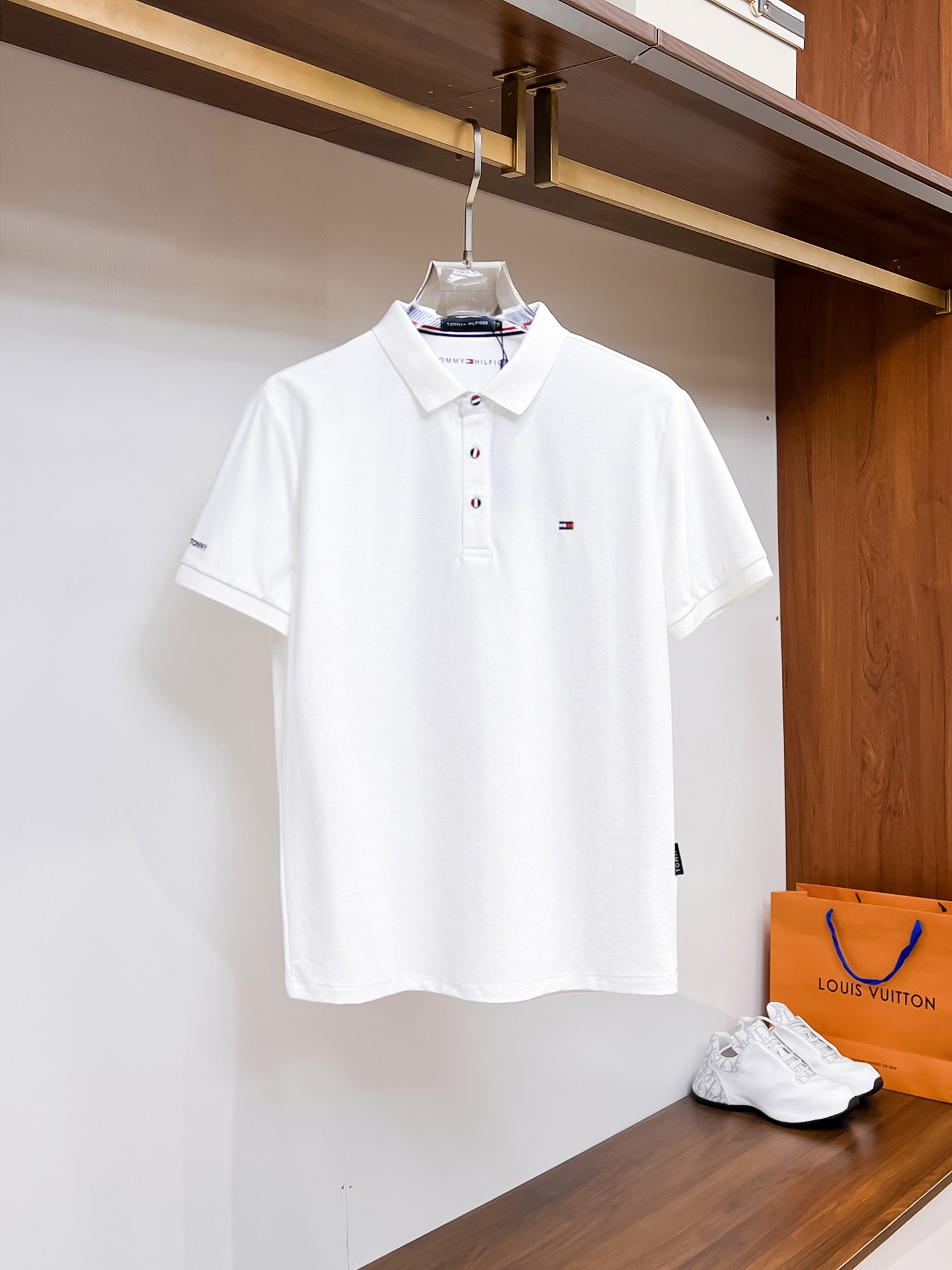 NO:136025,Tom Brown High-end Merchant Business White-collar workers are a must-have item for individuals in the unit!  Bead floor fabric casual business short-sleeved Polo, technology fabric, great body feel, smooth texture and great texture!  Good elasticity, no sense of restraint, the fabric has its own breathable mesh, moisture absorption and sweating, quick drying and keeping it dry, small lapel placket-breasted design, showing a straight posture, not soft pedal, simple style, can be used for business and leisure, highly recommended!  High-elastic ice silk, the touch is as smooth as jade silk, clean and neat, and elegant and gentlemanly. The high-end materials are the key to the fabric, the quality control must be used. The feel is extremely delicate and smooth, the fabric has a good gloss and upper body skeleton feel, so we can greet mature and quality men's clothing!  Sweat in summer and dry in seconds, a brand new experience Business commuting and leisure Number M-4XL, maximum wear 200 catties, thom browne, T-shirt, alexander wang19860909汤姆布朗 高端货商务 白领 单位人士必入单品！ 珠地面料休闲商务短袖Polo,科技面料,体感非常棒,手感顺滑质感很棒！弹性好,无任何束缚感,面料自带透气网孔,吸湿排汗,速干保持干爽,小翻领门襟排扣设计,展露挺拔姿态,不软踏,简约款式,商务休闲都可驾驭,强烈推荐！高弹冰丝,触感堪比玉蚕丝一样丝滑,干净利落,儒雅绅士风度.高级材质,重点就是面料上,品控的必上,手感极其细腻光滑,面料光泽感和上身骨架感好,打招成熟品质男装！夏天出汗秒干,全新体验 商务通勤休闲 码数M-4XL,最大穿200斤,,thom browne,T-shirt,alexander wang,Men's clothing