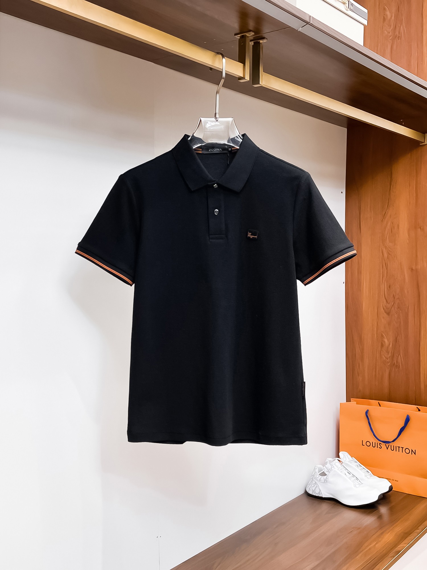 NO:136036,Jenia High-end goods business White-collar workers are a must-have item for individuals in the unit!  Bead floor fabric casual business short-sleeved Polo, technology fabric, great body feel, smooth texture and great texture!  Good elasticity, no sense of restraint, the fabric has its own breathable mesh, moisture absorption and sweating, quick drying and keeping it dry, small lapel placket-breasted design, showing a straight posture, not soft pedal, simple style, can be used for business and leisure, highly recommended!  High-elastic ice silk, the touch is as smooth as jade silk, clean and neat, and elegant and gentlemanly. The high-end materials are the key to the fabric, the quality control must be used. The feel is extremely delicate and smooth, the fabric has a good gloss and upper body skeleton feel, so we can greet mature and quality men's clothing!  Sweat in summer and dry in seconds, a brand new experience Business commuting and leisure Number M-4XL, maximum wear 200 catties, zegna, T-shirt, alexander wang19860909杰尼亚 高端货商务 白领 单位人士必入单品！ 珠地面料休闲商务短袖Polo,科技面料,体感非常棒,手感顺滑质感很棒！弹性好,无任何束缚感,面料自带透气网孔,吸湿排汗,速干保持干爽,小翻领门襟排扣设计,展露挺拔姿态,不软踏,简约款式,商务休闲都可驾驭,强烈推荐！高弹冰丝,触感堪比玉蚕丝一样丝滑,干净利落,儒雅绅士风度.高级材质,重点就是面料上,品控的必上,手感极其细腻光滑,面料光泽感和上身骨架感好,打招成熟品质男装！夏天出汗秒干,全新体验 商务通勤休闲 码数M-4XL,最大穿200斤,,zegna,T-shirt,alexander wang,Men's clothing