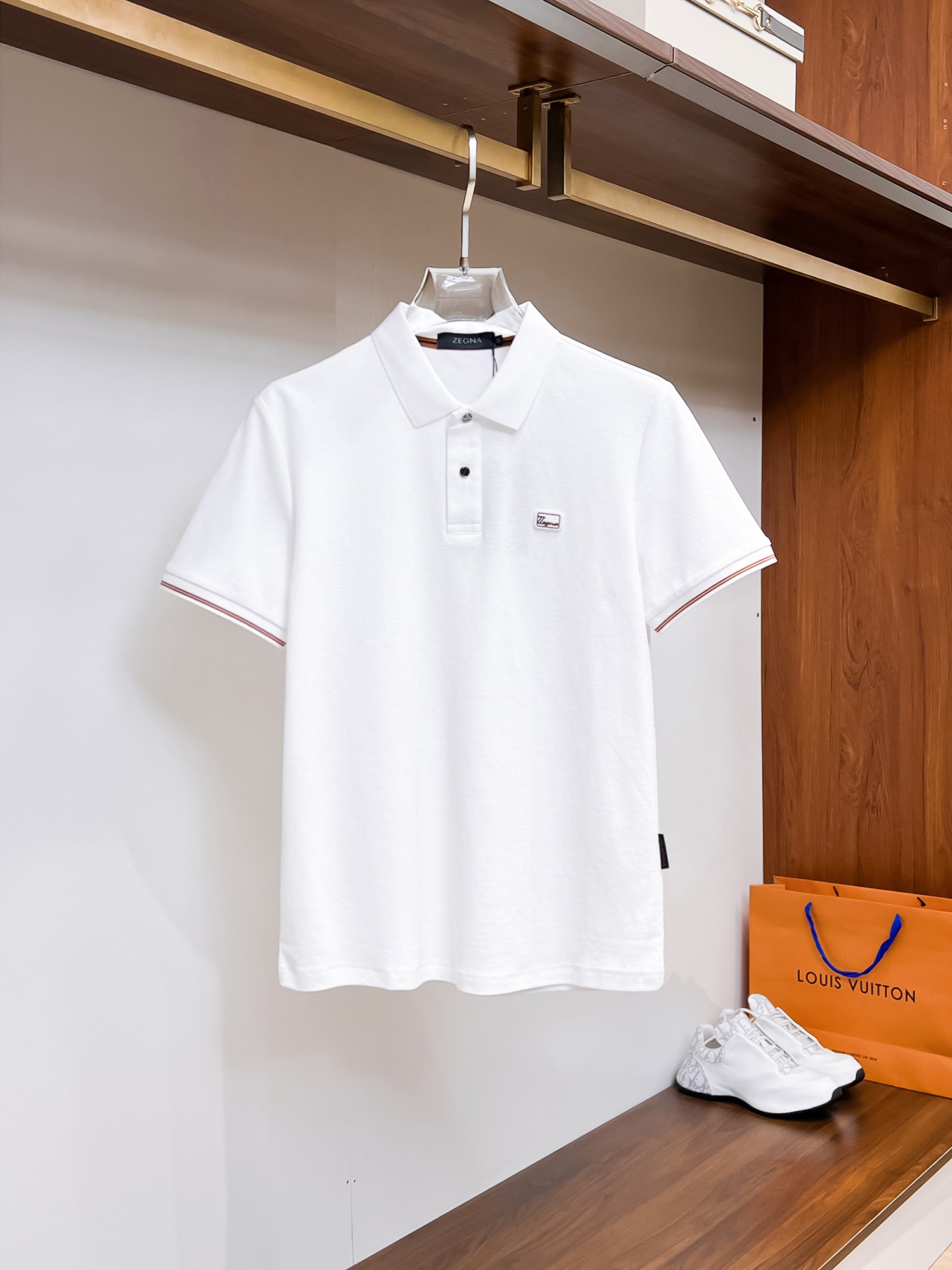 NO:136027,Jenia High-end goods business White-collar workers are a must-have item for individuals in the unit!  Bead floor fabric casual business short-sleeved Polo, technology fabric, great body feel, smooth texture and great texture!  Good elasticity, no sense of restraint, the fabric has its own breathable mesh, moisture absorption and sweating, quick drying and keeping it dry, small lapel placket-breasted design, showing a straight posture, not soft pedal, simple style, can be used for business and leisure, highly recommended!  High-elastic ice silk, the touch is as smooth as jade silk, clean and neat, and elegant and gentlemanly. The high-end materials are the key to the fabric, the quality control must be used. The feel is extremely delicate and smooth, the fabric has a good gloss and upper body skeleton feel, so we can greet mature and quality men's clothing!  Sweat in summer and dry in seconds, a brand new experience Business commuting and leisure Number M-4XL, maximum wear 200 catties, zegna, T-shirt, alexander wang19860909杰尼亚 高端货商务 白领 单位人士必入单品！ 珠地面料休闲商务短袖Polo,科技面料,体感非常棒,手感顺滑质感很棒！弹性好,无任何束缚感,面料自带透气网孔,吸湿排汗,速干保持干爽,小翻领门襟排扣设计,展露挺拔姿态,不软踏,简约款式,商务休闲都可驾驭,强烈推荐！高弹冰丝,触感堪比玉蚕丝一样丝滑,干净利落,儒雅绅士风度.高级材质,重点就是面料上,品控的必上,手感极其细腻光滑,面料光泽感和上身骨架感好,打招成熟品质男装！夏天出汗秒干,全新体验 商务通勤休闲 码数M-4XL,最大穿200斤,,zegna,T-shirt,alexander wang,Men's clothing