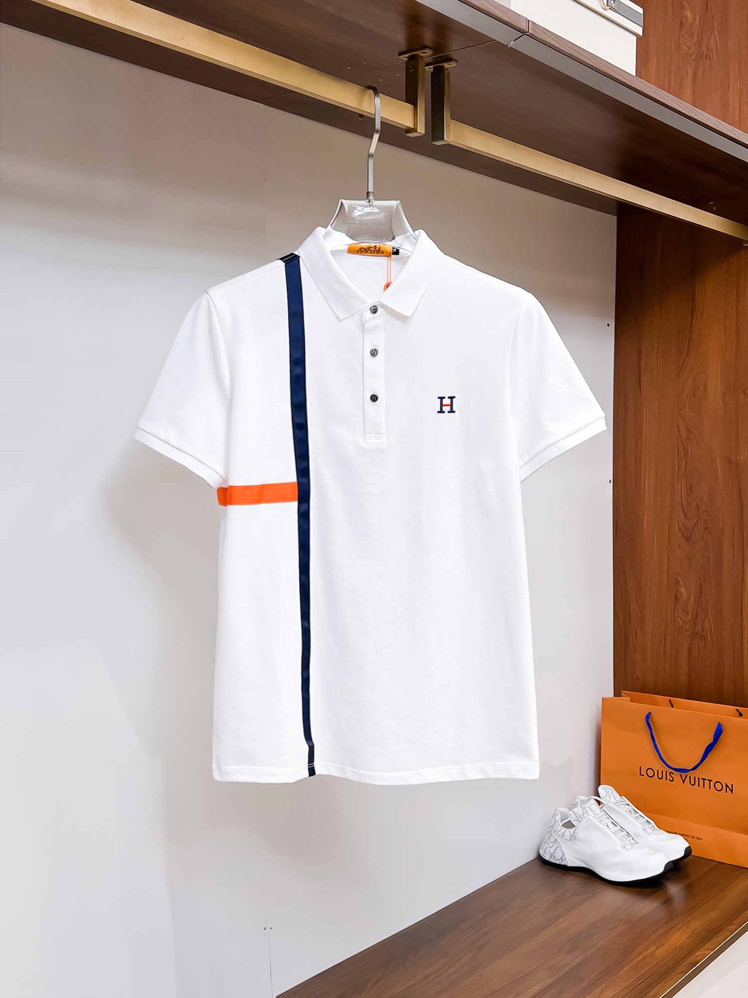 NO:136031,Hermes High-end Goods Business White-collar workers are a must-have item for individuals in the unit!  Bead floor fabric casual business short-sleeved Polo, technology fabric, great body feel, smooth texture and great texture!  Good elasticity, no sense of restraint, the fabric has its own breathable mesh, moisture absorption and sweating, quick drying and keeping it dry, small lapel placket-breasted design, showing a straight posture, not soft pedal, simple style, can be used for business and leisure, highly recommended!  High-elastic ice silk, the touch is as smooth as jade silk, clean and neat, and elegant and gentlemanly. The high-end materials are the key to the fabric, the quality control must be used. The feel is extremely delicate and smooth, the fabric has a good gloss and upper body skeleton feel, so we can greet mature and quality men's clothing!  Sweat in summer and dry in seconds, a brand new experience Business commuting and leisure Number M-4XL, maximum wear 200 catties, hermes, T-shirt, alexander wang19860909爱马仕 高端货商务 白领 单位人士必入单品！ 珠地面料休闲商务短袖Polo,科技面料,体感非常棒,手感顺滑质感很棒！弹性好,无任何束缚感,面料自带透气网孔,吸湿排汗,速干保持干爽,小翻领门襟排扣设计,展露挺拔姿态,不软踏,简约款式,商务休闲都可驾驭,强烈推荐！高弹冰丝,触感堪比玉蚕丝一样丝滑,干净利落,儒雅绅士风度.高级材质,重点就是面料上,品控的必上,手感极其细腻光滑,面料光泽感和上身骨架感好,打招成熟品质男装！夏天出汗秒干,全新体验 商务通勤休闲 码数M-4XL,最大穿200斤,,hermes,T-shirt,alexander wang,Men's clothing