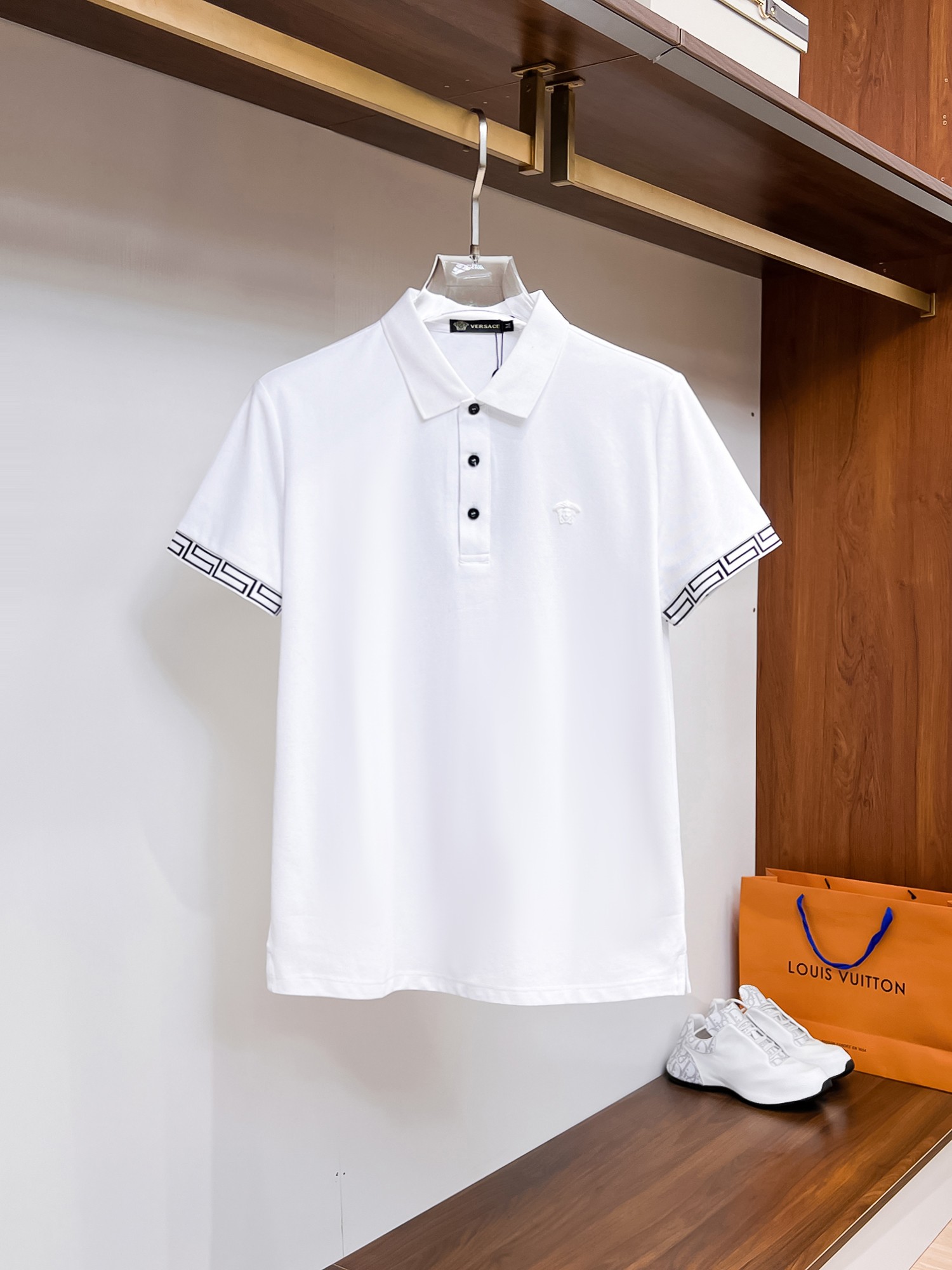 NO:136033,Versace, high-end goods business, white-collar workers, must-have items for individuals in the unit!  Bead floor fabric casual business short-sleeved Polo, technology fabric, great body feel, smooth texture and great texture!  Good elasticity, no sense of restraint, the fabric has its own breathable mesh, moisture absorption and sweating, quick drying and keeping it dry, small lapel placket-breasted design, showing a straight posture, not soft pedal, simple style, can be used for business and leisure, highly recommended!  High-elastic ice silk, the touch is as smooth as jade silk, clean and neat, and elegant and gentlemanly. The high-end materials are the key to the fabric, the quality control must be used. The feel is extremely delicate and smooth, the fabric has a good gloss and upper body skeleton feel, so we can greet mature and quality men's clothing!  Sweat in summer and dry in seconds, a brand new experience Business commuting and leisure Number M-4XL, maximum wear 200 catties, versace, T-shirt, alexander wang19860909范思哲 高端货商务 白领 单位人士必入单品！ 珠地面料休闲商务短袖Polo,科技面料,体感非常棒,手感顺滑质感很棒！弹性好,无任何束缚感,面料自带透气网孔,吸湿排汗,速干保持干爽,小翻领门襟排扣设计,展露挺拔姿态,不软踏,简约款式,商务休闲都可驾驭,强烈推荐！高弹冰丝,触感堪比玉蚕丝一样丝滑,干净利落,儒雅绅士风度.高级材质,重点就是面料上,品控的必上,手感极其细腻光滑,面料光泽感和上身骨架感好,打招成熟品质男装！夏天出汗秒干,全新体验 商务通勤休闲 码数M-4XL,最大穿200斤,,versace,T-shirt,alexander wang,Men's clothing