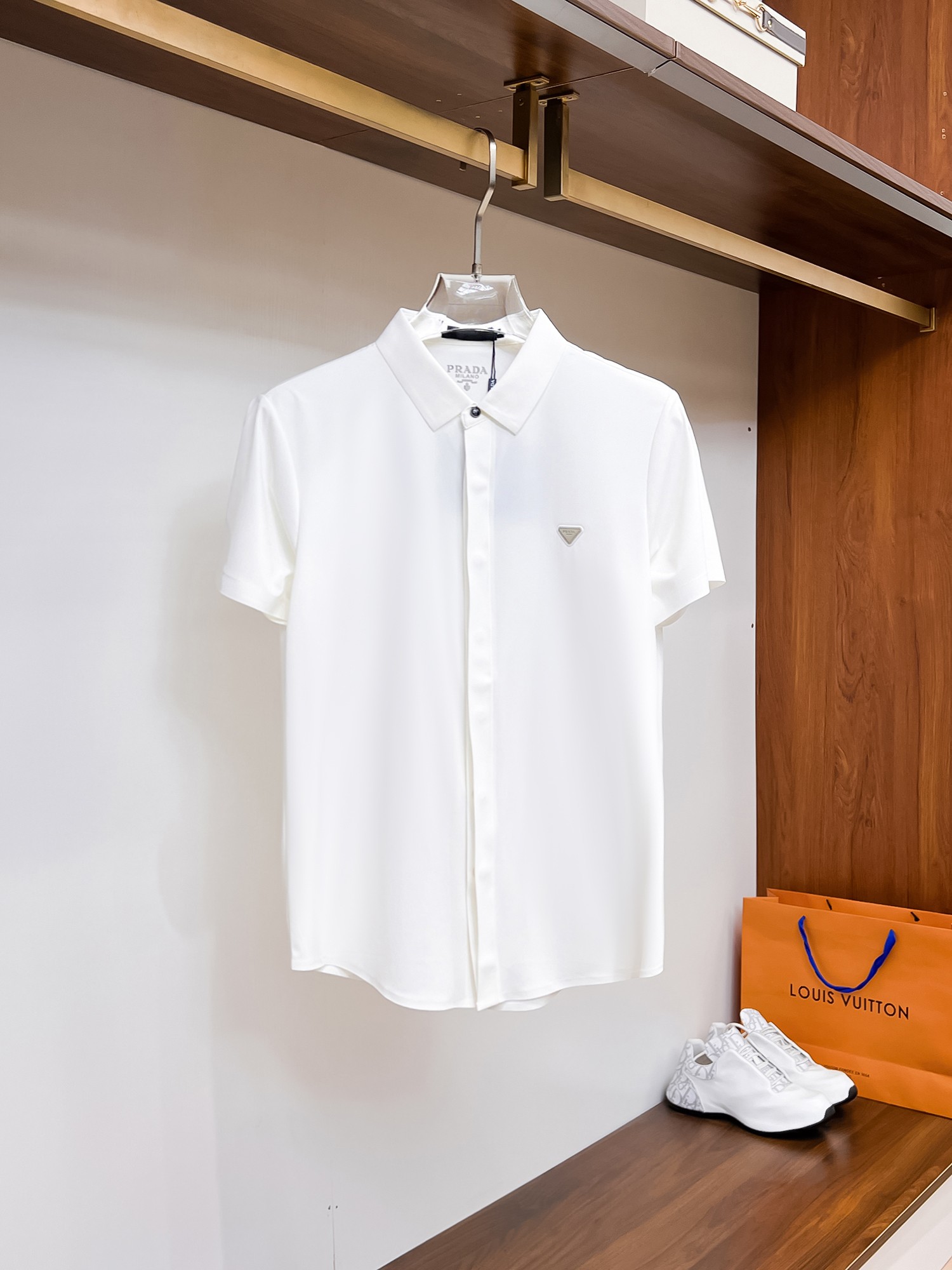 NO:136037,Prada High-end Goods Business White-collar workers are a must-have item for individuals in the unit!  Bead floor fabric casual business short-sleeved shirt, technological fabric, great body feel, smooth texture and great texture!  Good elasticity, no sense of restraint, the fabric has its own breathable mesh, moisture absorption and sweating, quick drying and keeping it dry, small lapel placket-breasted design, showing a straight posture, not soft pedal, simple style, can be used for business and leisure, highly recommended!  High-elastic ice silk, the touch is as smooth as jade silk, clean and neat, and elegant and gentlemanly. The high-end materials are the key to the fabric, the quality control must be used. The feel is extremely delicate and smooth, the fabric has a good gloss and upper body skeleton feel, so we can greet mature and quality men's clothing!  Sweat in summer and dry in seconds, a brand new experience Business commuting and leisure Number M-4XL, maximum wear 200 catties, prada,shirts,T-shirt,alexander wang19860909普拉达 高端货商务 白领 单位人士必入单品！ 珠地面料休闲商务短袖衬衫,科技面料,体感非常棒,手感顺滑质感很棒！弹性好,无任何束缚感,面料自带透气网孔,吸湿排汗,速干保持干爽,小翻领门襟排扣设计,展露挺拔姿态,不软踏,简约款式,商务休闲都可驾驭,强烈推荐！高弹冰丝,触感堪比玉蚕丝一样丝滑,干净利落,儒雅绅士风度.高级材质,重点就是面料上,品控的必上,手感极其细腻光滑,面料光泽感和上身骨架感好,打招成熟品质男装！夏天出汗秒干,全新体验 商务通勤休闲 码数M-4XL,最大穿200斤,,prada,shirts,T-shirt,alexander wang,Men's clothing