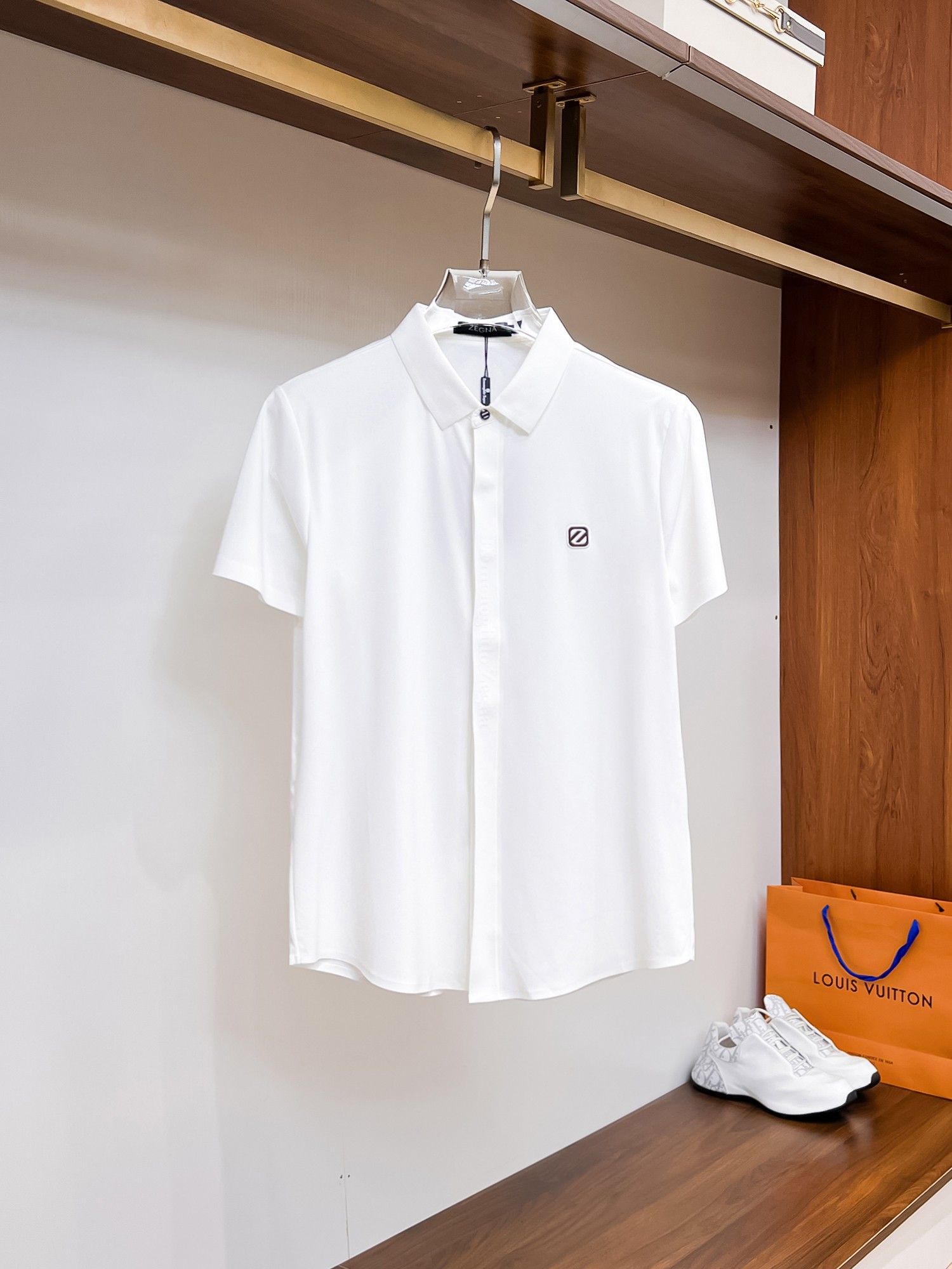 NO:136039,Jenia High-end goods business White-collar workers are a must-have item for individuals in the unit!  Bead floor fabric casual business short-sleeved shirt, technological fabric, great body feel, smooth texture and great texture!  Good elasticity, no sense of restraint, the fabric has its own breathable mesh, moisture absorption and sweating, quick drying and keeping it dry, small lapel placket-breasted design, showing a straight posture, not soft pedal, simple style, can be used for business and leisure, highly recommended!  High-elastic ice silk, the touch is as smooth as jade silk, clean and neat, and elegant and gentlemanly. The high-end materials are the key to the fabric, the quality control must be used. The feel is extremely delicate and smooth, the fabric has a good gloss and upper body skeleton feel, so we can greet mature and quality men's clothing!  Sweat in summer and dry in seconds, a brand new experience Business commuting and leisure Number M-4XL, maximum wear 200 catties, zegna,shirts,T-shirt,alexander wang19860909杰尼亚 高端货商务 白领 单位人士必入单品！ 珠地面料休闲商务短袖衬衫,科技面料,体感非常棒,手感顺滑质感很棒！弹性好,无任何束缚感,面料自带透气网孔,吸湿排汗,速干保持干爽,小翻领门襟排扣设计,展露挺拔姿态,不软踏,简约款式,商务休闲都可驾驭,强烈推荐！高弹冰丝,触感堪比玉蚕丝一样丝滑,干净利落,儒雅绅士风度.高级材质,重点就是面料上,品控的必上,手感极其细腻光滑,面料光泽感和上身骨架感好,打招成熟品质男装！夏天出汗秒干,全新体验 商务通勤休闲 码数M-4XL,最大穿200斤,,zegna,shirts,T-shirt,alexander wang,Men's clothing