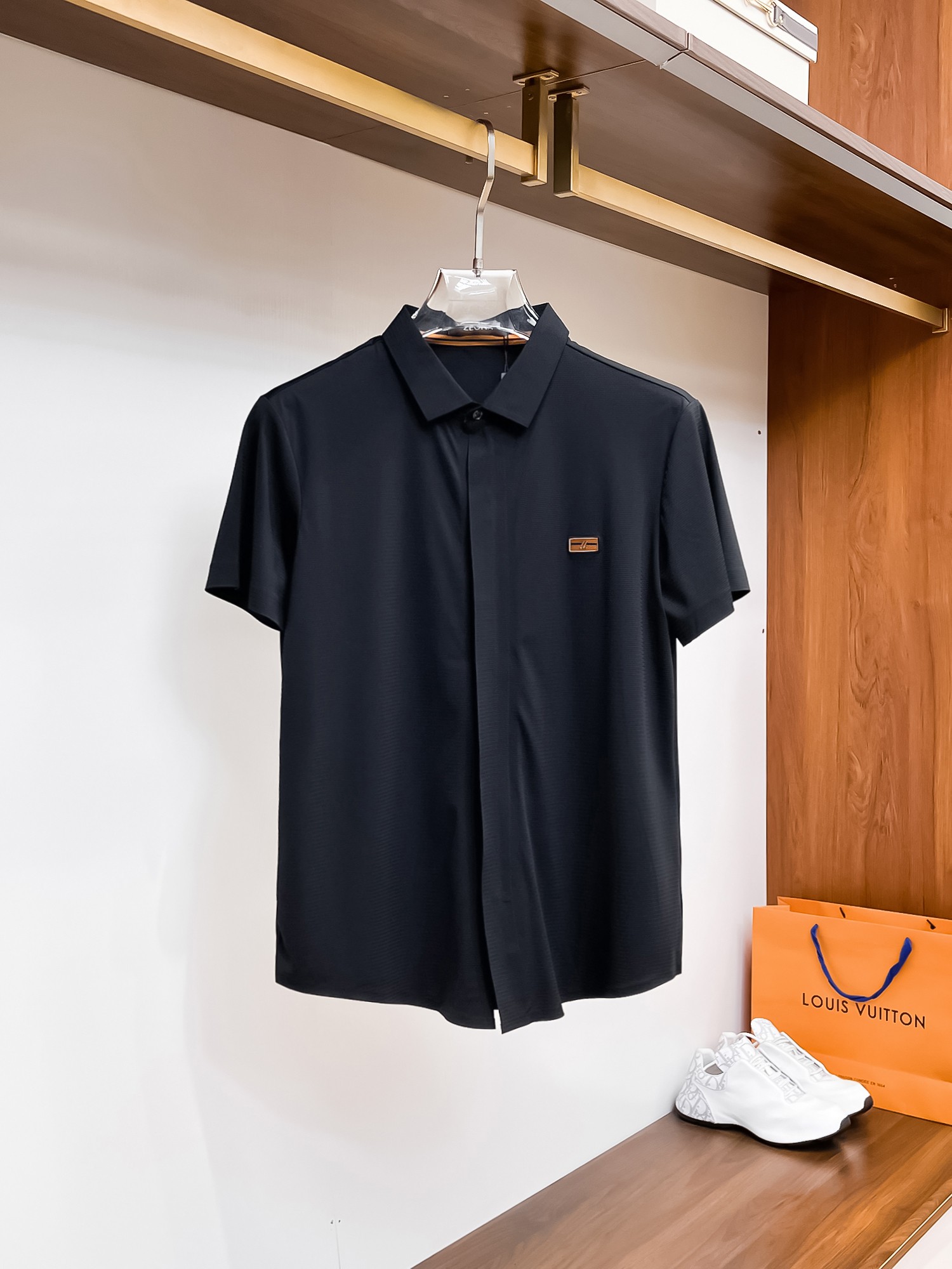 NO:136043,Jenia High-end goods business White-collar workers are a must-have item for individuals in the unit!  Bead floor fabric casual business short-sleeved shirt, technological fabric, great body feel, smooth texture and great texture!  Good elasticity, no sense of restraint, the fabric has its own breathable mesh, moisture absorption and sweating, quick drying and keeping it dry, small lapel placket-breasted design, showing a straight posture, not soft pedal, simple style, can be used for business and leisure, highly recommended!  High-elastic ice silk, the touch is as smooth as jade silk, clean and neat, and elegant and gentlemanly. The high-end materials are the key to the fabric, the quality control must be used. The feel is extremely delicate and smooth, the fabric has a good gloss and upper body skeleton feel, so we can greet mature and quality men's clothing!  Sweat in summer and dry in seconds, a brand new experience Business commuting and leisure Number M-4XL, maximum wear 200 catties, zegna,shirts,T-shirt,alexander wang19860909杰尼亚 高端货商务 白领 单位人士必入单品！ 珠地面料休闲商务短袖衬衫,科技面料,体感非常棒,手感顺滑质感很棒！弹性好,无任何束缚感,面料自带透气网孔,吸湿排汗,速干保持干爽,小翻领门襟排扣设计,展露挺拔姿态,不软踏,简约款式,商务休闲都可驾驭,强烈推荐！高弹冰丝,触感堪比玉蚕丝一样丝滑,干净利落,儒雅绅士风度.高级材质,重点就是面料上,品控的必上,手感极其细腻光滑,面料光泽感和上身骨架感好,打招成熟品质男装！夏天出汗秒干,全新体验 商务通勤休闲 码数M-4XL,最大穿200斤,,zegna,shirts,T-shirt,alexander wang,Men's clothing