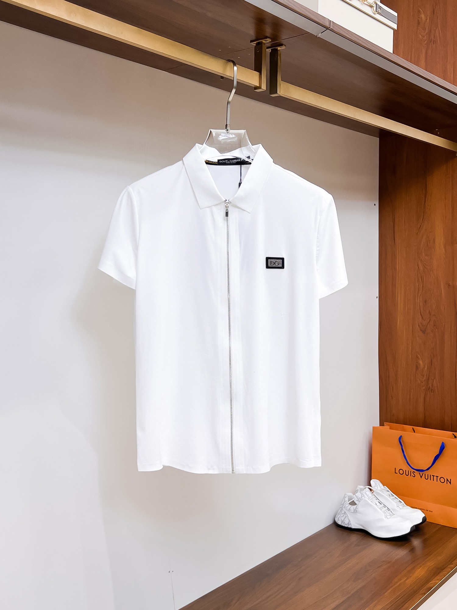 NO:136026,DG High-end Goods Business White-collar workers are a must-have item for individuals in the unit!  Bead floor fabric casual business short-sleeved shirt, technological fabric, great body feel, smooth texture and great texture!  Good elasticity, no sense of restraint, the fabric has its own breathable mesh, moisture absorption and sweating, quick drying and keeping it dry, small lapel placket-breasted design, showing a straight posture, not soft pedal, simple style, can be used for business and leisure, highly recommended!  High-elastic ice silk, the touch is as smooth as jade silk, clean and neat, and elegant and gentlemanly. The high-end materials are the key to the fabric, the quality control must be used. The feel is extremely delicate and smooth, the fabric has a good gloss and upper body skeleton feel, so we can greet mature and quality men's clothing!  Sweat in summer and dry in seconds, a brand new experience Business commuting and leisure Number M-4XL, maximum wear 200 catties, Dolce & Gabbana, Shirts, T-shirt, alexander wang19860909DG 高端货商务 白领 单位人士必入单品！ 珠地面料休闲商务短袖衬衫,科技面料,体感非常棒,手感顺滑质感很棒！弹性好,无任何束缚感,面料自带透气网孔,吸湿排汗,速干保持干爽,小翻领门襟排扣设计,展露挺拔姿态,不软踏,简约款式,商务休闲都可驾驭,强烈推荐！高弹冰丝,触感堪比玉蚕丝一样丝滑,干净利落,儒雅绅士风度.高级材质,重点就是面料上,品控的必上,手感极其细腻光滑,面料光泽感和上身骨架感好,打招成熟品质男装！夏天出汗秒干,全新体验 商务通勤休闲 码数M-4XL,最大穿200斤,,Dolce&Gabbana,shirts,T-shirt,alexander wang,Men's clothing