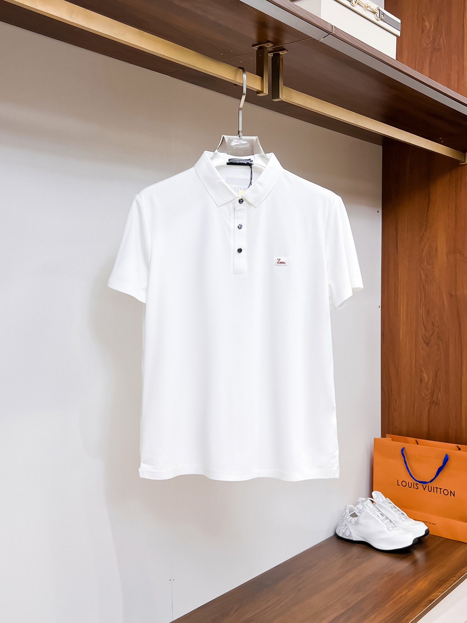 NO:136028,Jenia High-end goods business White-collar workers are a must-have item for individuals in the unit!  Bead floor fabric casual business short-sleeved Polo, technology fabric, great body feel, smooth texture and great texture!  Good elasticity, no sense of restraint, the fabric has its own breathable mesh, moisture absorption and sweating, quick drying and keeping it dry, small lapel placket-breasted design, showing a straight posture, not soft pedal, simple style, can be used for business and leisure, highly recommended!  High-elastic ice silk, the touch is as smooth as jade silk, clean and neat, and elegant and gentlemanly. The high-end materials are the key to the fabric, the quality control must be used. The feel is extremely delicate and smooth, the fabric has a good gloss and upper body skeleton feel, so we can greet mature and quality men's clothing!  Sweat in summer and dry in seconds, a brand new experience Business commuting and leisure Number M-4XL, maximum wear 200 catties, zegna, T-shirt, alexander wang19860909杰尼亚 高端货商务 白领 单位人士必入单品！ 珠地面料休闲商务短袖Polo,科技面料,体感非常棒,手感顺滑质感很棒！弹性好,无任何束缚感,面料自带透气网孔,吸湿排汗,速干保持干爽,小翻领门襟排扣设计,展露挺拔姿态,不软踏,简约款式,商务休闲都可驾驭,强烈推荐！高弹冰丝,触感堪比玉蚕丝一样丝滑,干净利落,儒雅绅士风度.高级材质,重点就是面料上,品控的必上,手感极其细腻光滑,面料光泽感和上身骨架感好,打招成熟品质男装！夏天出汗秒干,全新体验 商务通勤休闲 码数M-4XL,最大穿200斤,,zegna,T-shirt,alexander wang,Men's clothing