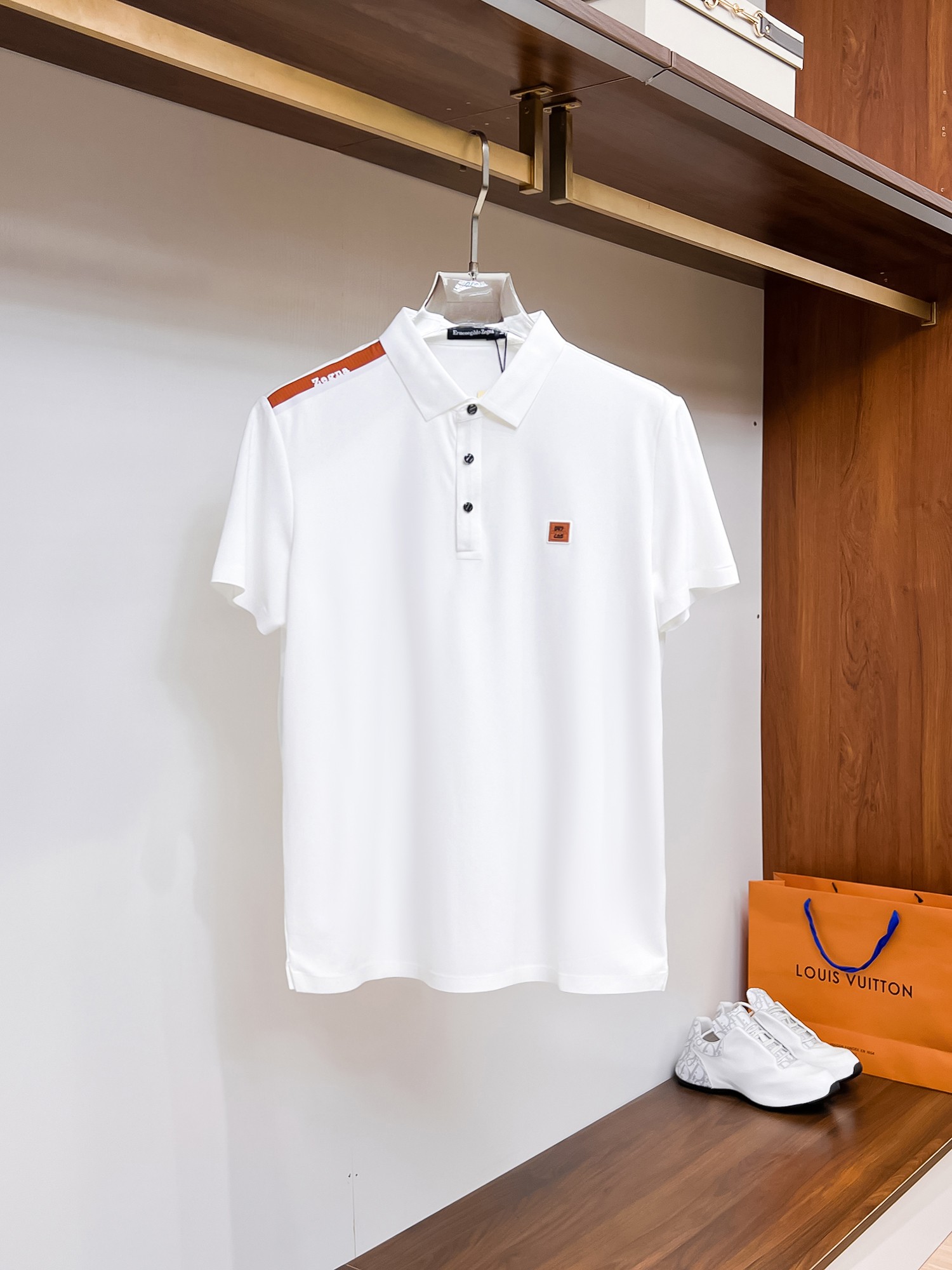 NO:136053,Jenia High-end goods business White-collar workers are a must-have item for individuals in the unit!  Bead floor fabric casual business short-sleeved Polo, technology fabric, great body feel, smooth texture and great texture!  Good elasticity, no sense of restraint, the fabric has its own breathable mesh, moisture absorption and sweating, quick drying and keeping it dry, small lapel placket-breasted design, showing a straight posture, not soft pedal, simple style, can be used for business and leisure, highly recommended!  High-elastic ice silk, the touch is as smooth as jade silk, clean and neat, and elegant and gentlemanly. The high-end materials are the key to the fabric, the quality control must be used. The feel is extremely delicate and smooth, the fabric has a good gloss and upper body skeleton feel, so we can greet mature and quality men's clothing!  Sweat in summer and dry in seconds, a brand new experience Business commuting and leisure Number M-4XL, maximum wear 200 catties, zegna, T-shirt, alexander wang19860909杰尼亚 高端货商务 白领 单位人士必入单品！ 珠地面料休闲商务短袖Polo,科技面料,体感非常棒,手感顺滑质感很棒！弹性好,无任何束缚感,面料自带透气网孔,吸湿排汗,速干保持干爽,小翻领门襟排扣设计,展露挺拔姿态,不软踏,简约款式,商务休闲都可驾驭,强烈推荐！高弹冰丝,触感堪比玉蚕丝一样丝滑,干净利落,儒雅绅士风度.高级材质,重点就是面料上,品控的必上,手感极其细腻光滑,面料光泽感和上身骨架感好,打招成熟品质男装！夏天出汗秒干,全新体验 商务通勤休闲 码数M-4XL,最大穿200斤,,zegna,T-shirt,alexander wang,Men's clothing