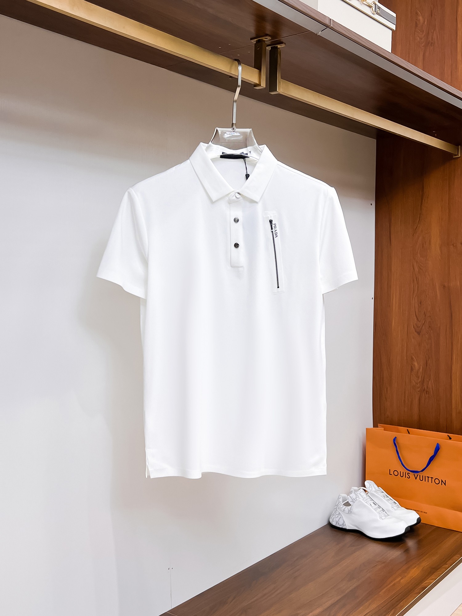 NO:136050,Prada High-end Goods Business White-collar workers are a must-have item for individuals in the unit!  Bead floor fabric casual business short-sleeved Polo, technology fabric, great body feel, smooth texture and great texture!  Good elasticity, no sense of restraint, the fabric has its own breathable mesh, moisture absorption and sweating, quick drying and keeping it dry, small lapel placket-breasted design, showing a straight posture, not soft pedal, simple style, can be used for business and leisure, highly recommended!  High-elastic ice silk, the touch is as smooth as jade silk, clean and neat, and elegant and gentlemanly. The high-end materials are the key to the fabric, the quality control must be used. The feel is extremely delicate and smooth, the fabric has a good gloss and upper body skeleton feel, so we can greet mature and quality men's clothing!  Sweat in summer and dry in seconds, a brand new experience Business commuting and leisure Number M-4XL, maximum wear 200 catties, prada, T-shirt, alexander wang19860909普拉达 高端货商务 白领 单位人士必入单品！ 珠地面料休闲商务短袖Polo,科技面料,体感非常棒,手感顺滑质感很棒！弹性好,无任何束缚感,面料自带透气网孔,吸湿排汗,速干保持干爽,小翻领门襟排扣设计,展露挺拔姿态,不软踏,简约款式,商务休闲都可驾驭,强烈推荐！高弹冰丝,触感堪比玉蚕丝一样丝滑,干净利落,儒雅绅士风度.高级材质,重点就是面料上,品控的必上,手感极其细腻光滑,面料光泽感和上身骨架感好,打招成熟品质男装！夏天出汗秒干,全新体验 商务通勤休闲 码数M-4XL,最大穿200斤,,prada,T-shirt,alexander wang,Men's clothing
