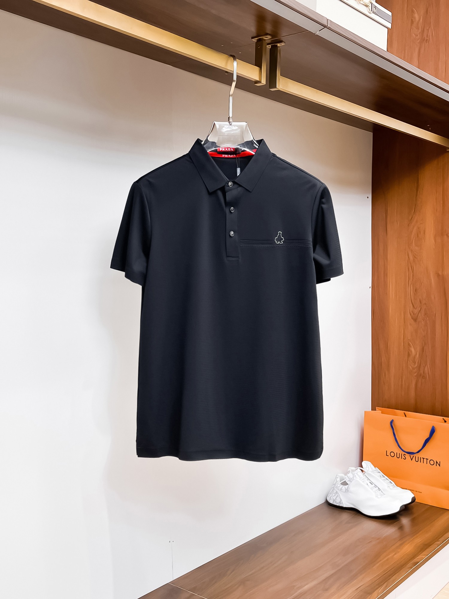 NO:136045,Prada High-end Goods Business White-collar workers are a must-have item for individuals in the unit!  Bead floor fabric casual business short-sleeved Polo, technology fabric, great body feel, smooth texture and great texture!  Good elasticity, no sense of restraint, the fabric has its own breathable mesh, moisture absorption and sweating, quick drying and keeping it dry, small lapel placket-breasted design, showing a straight posture, not soft pedal, simple style, can be used for business and leisure, highly recommended!  High-elastic ice silk, the touch is as smooth as jade silk, clean and neat, and elegant and gentlemanly. The high-end materials are the key to the fabric, the quality control must be used. The feel is extremely delicate and smooth, the fabric has a good gloss and upper body skeleton feel, so we can greet mature and quality men's clothing!  Sweat in summer and dry in seconds, a brand new experience Business commuting and leisure Number M-4XL, maximum wear 200 catties, prada, T-shirt, alexander wang19860909普拉达 高端货商务 白领 单位人士必入单品！ 珠地面料休闲商务短袖Polo,科技面料,体感非常棒,手感顺滑质感很棒！弹性好,无任何束缚感,面料自带透气网孔,吸湿排汗,速干保持干爽,小翻领门襟排扣设计,展露挺拔姿态,不软踏,简约款式,商务休闲都可驾驭,强烈推荐！高弹冰丝,触感堪比玉蚕丝一样丝滑,干净利落,儒雅绅士风度.高级材质,重点就是面料上,品控的必上,手感极其细腻光滑,面料光泽感和上身骨架感好,打招成熟品质男装！夏天出汗秒干,全新体验 商务通勤休闲 码数M-4XL,最大穿200斤,,prada,T-shirt,alexander wang,Men's clothing