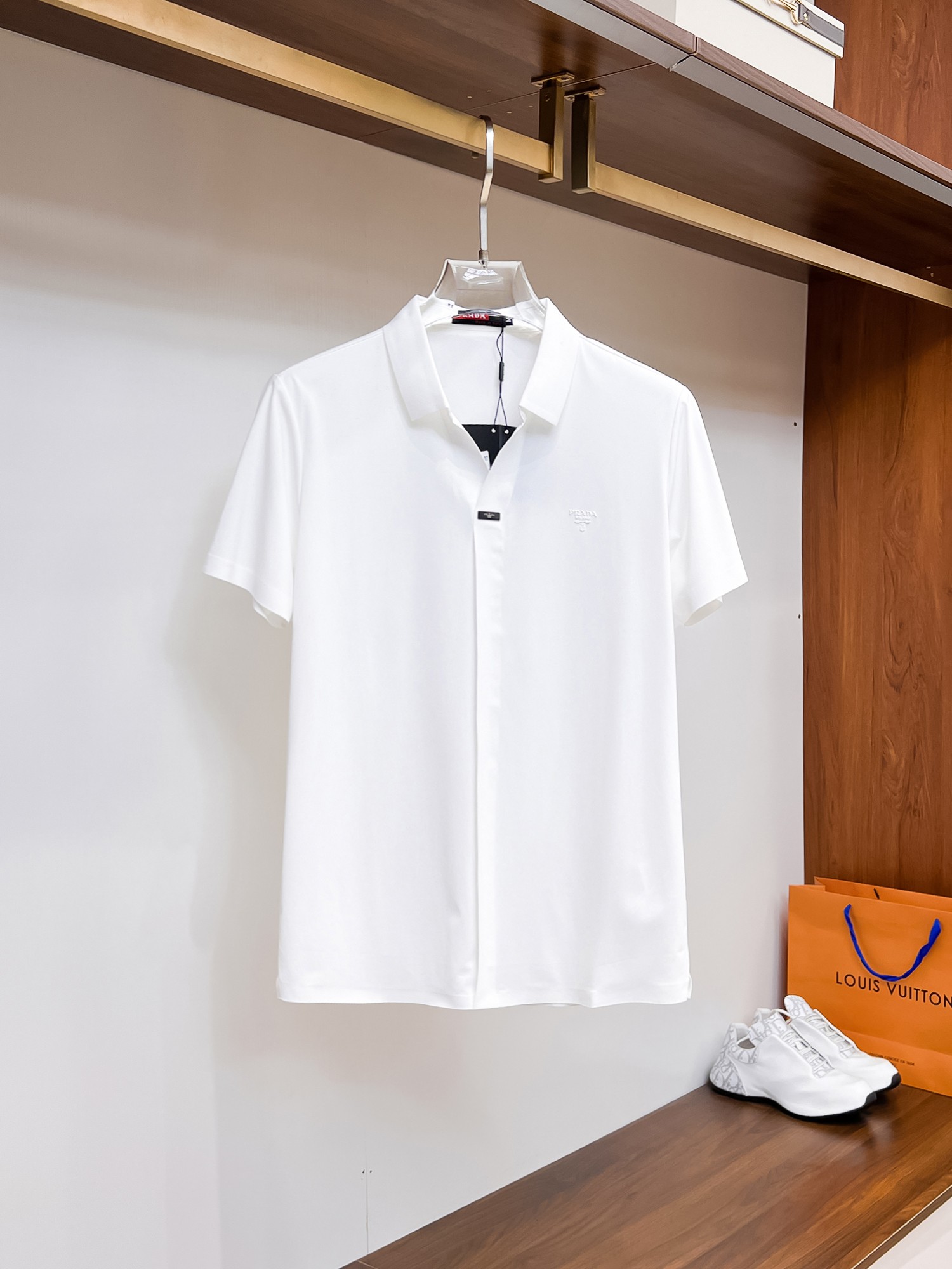 NO:136030,Prada High-end Goods Business White-collar workers are a must-have item for individuals in the unit!  Bead floor fabric casual business short-sleeved Polo, technology fabric, great body feel, smooth texture and great texture!  Good elasticity, no sense of restraint, the fabric has its own breathable mesh, moisture absorption and sweating, quick drying and keeping it dry, small lapel placket-breasted design, showing a straight posture, not soft pedal, simple style, can be used for business and leisure, highly recommended!  High-elastic ice silk, the touch is as smooth as jade silk, clean and neat, and elegant and gentlemanly. The high-end materials are the key to the fabric, the quality control must be used. The feel is extremely delicate and smooth, the fabric has a good gloss and upper body skeleton feel, so we can greet mature and quality men's clothing!  Sweat in summer and dry in seconds, a brand new experience Business commuting and leisure Number M-4XL, maximum wear 200 catties, prada, T-shirt, alexander wang19860909普拉达 高端货商务 白领 单位人士必入单品！ 珠地面料休闲商务短袖Polo,科技面料,体感非常棒,手感顺滑质感很棒！弹性好,无任何束缚感,面料自带透气网孔,吸湿排汗,速干保持干爽,小翻领门襟排扣设计,展露挺拔姿态,不软踏,简约款式,商务休闲都可驾驭,强烈推荐！高弹冰丝,触感堪比玉蚕丝一样丝滑,干净利落,儒雅绅士风度.高级材质,重点就是面料上,品控的必上,手感极其细腻光滑,面料光泽感和上身骨架感好,打招成熟品质男装！夏天出汗秒干,全新体验 商务通勤休闲 码数M-4XL,最大穿200斤,,prada,T-shirt,alexander wang,Men's clothing