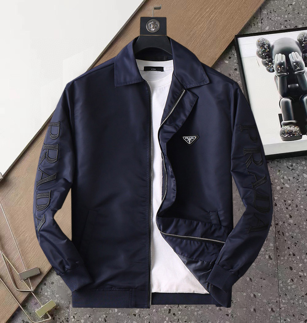 NO:510409,Prada 2025 Spring New Jacket Jacket, the new product on the show is perfect, comfortable and warm, the three standards are complete in color and full and attractive, and the very outstanding design easily advances the sense of fashion, the workmanship is extremely exquisite and rigorous, and the wiring is neat and meticulous!  A masterpiece of a big-name designer!  The upper body doesn't look bloated and super handsome!  Spot code M ~ XXXL,,prada,jackets & coats,jackets & coats,alexander wang19860909普拉达 2025开春新款夹克外套,秀场新品品相非常完美,舒适保暖,三标齐全色泽饱满诱人,非常出彩的设计,轻松将时髦感进阶,做工极为考究严谨,走线工整细致！大牌设计师巨作！上身不显臃肿、超级帅气！现货码数M ～ XXXL,,prada,jackets & coats,jackets & coats,alexander wang,Men's clothing