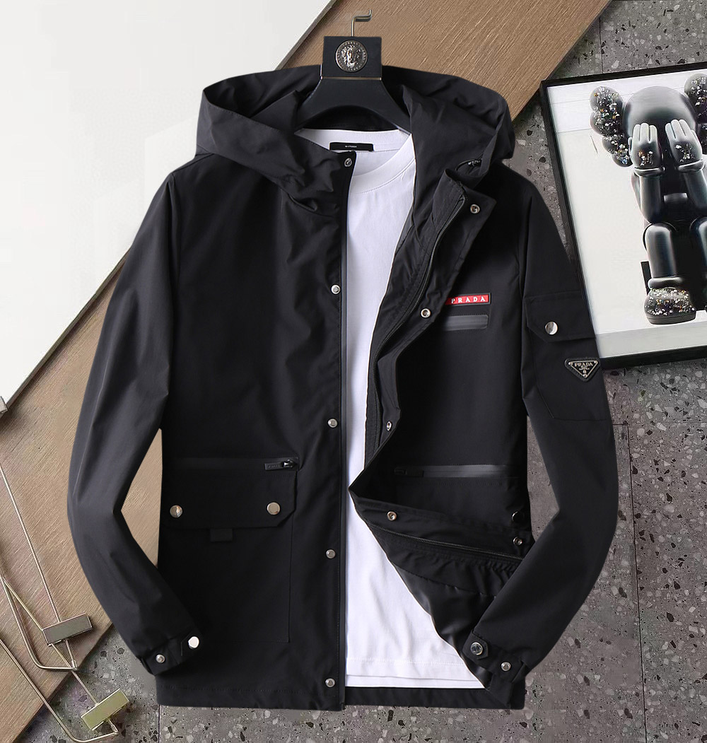 NO:510413,Prada 2025 Spring New Jacket Jacket, the new product on the show is perfect, comfortable and warm, the three standards are complete in color and full and attractive, and the very outstanding design easily advances the sense of fashion, the workmanship is extremely exquisite and rigorous, and the wiring is neat and meticulous!  A masterpiece of a big-name designer!  The upper body doesn't look bloated and super handsome!  Spot code M ~ XXXL,,prada,jackets & coats,jackets & coats,alexander wang19860909普拉达 2025开春新款夹克外套,秀场新品品相非常完美,舒适保暖,三标齐全色泽饱满诱人,非常出彩的设计,轻松将时髦感进阶,做工极为考究严谨,走线工整细致！大牌设计师巨作！上身不显臃肿、超级帅气！现货码数M ～ XXXL,,prada,jackets & coats,jackets & coats,alexander wang,Men's clothing