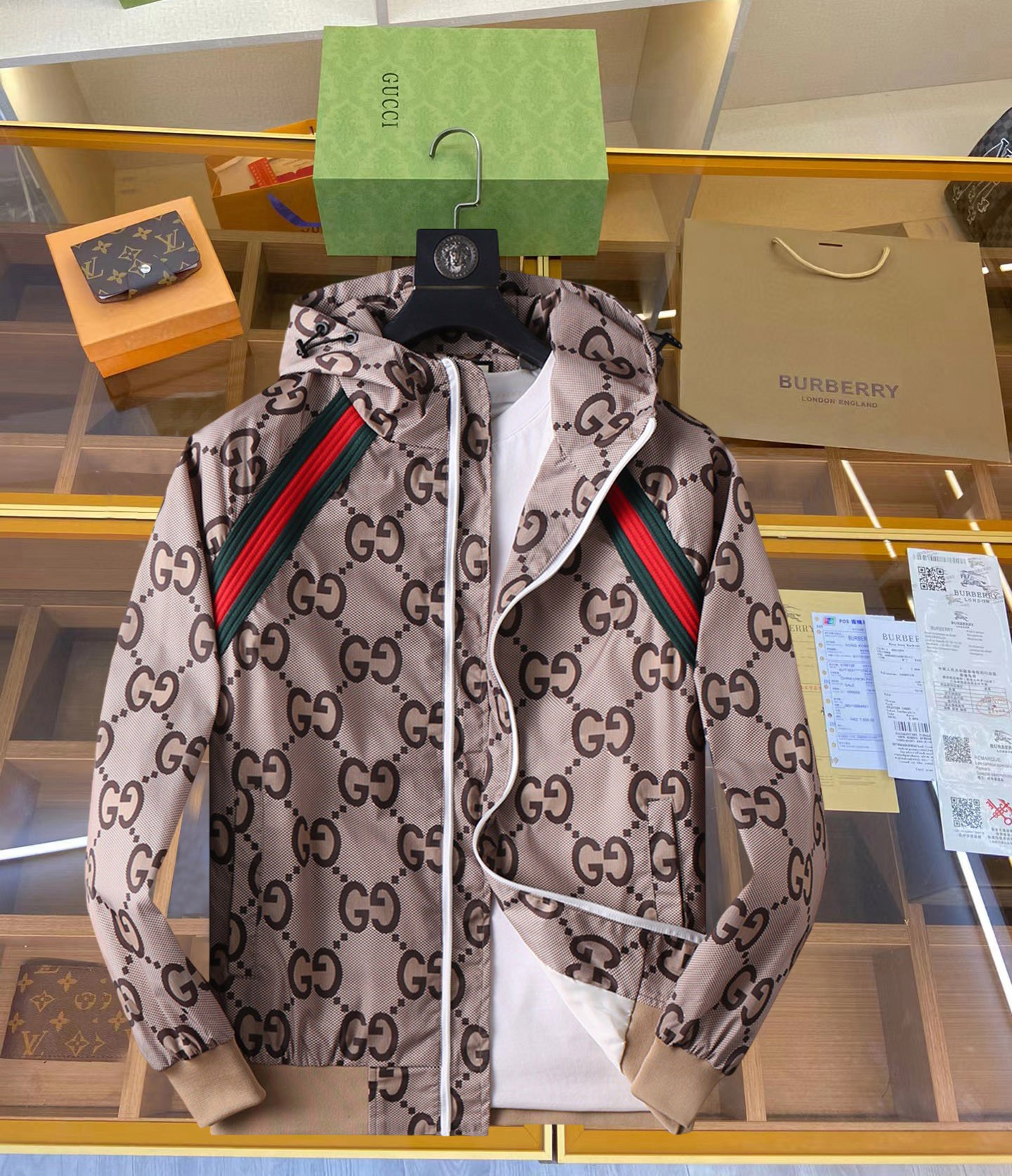 NO:126913,Guqi 2025 Spring New Men's Jacket, original single three-standard full high-end version!  Customized fabrics for counters are breathable and comfortable, with impeccable details, brand elements design concept, professional purchasing level reflects high quality. The feel is delicate and soft!  It is casually cut, with a great upper body style!  Code number M~XXXL,,jackets & coats,jackets & coats,alexander wang19860909古奇 2025开春新款男士夹克外套,原单三标齐全高端版本！专柜定制面料 透气舒适度高,细节无可挑剔,品牌元素设计理念,专业代购级体现高品质.手感细腻柔软！呈现休闲裁剪,上身版型超赞！码数M～XXXL,,jackets & coats,jackets & coats,alexander wang,Men's clothing