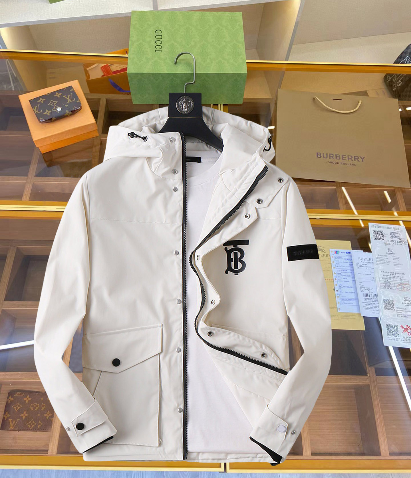 NO:126915,Burberry's new men's jacket in the spring of 2025, the original single three-standard high-end version!  Customized fabrics for counters are breathable and comfortable, with impeccable details, brand elements design concept, professional purchasing level reflects high quality. The feel is delicate and soft!  It is casually cut, with a great upper body style!  Code number M~XXXL, burberry, jackets & coats, jackets & coats, alexander wang19860909巴宝莉 2025开春新款男士夹克外套,原单三标齐全高端版本！专柜定制面料 透气舒适度高,细节无可挑剔,品牌元素设计理念,专业代购级体现高品质.手感细腻柔软！呈现休闲裁剪,上身版型超赞！码数M～XXXL,,burberry,jackets & coats,jackets & coats,alexander wang,Men's clothing