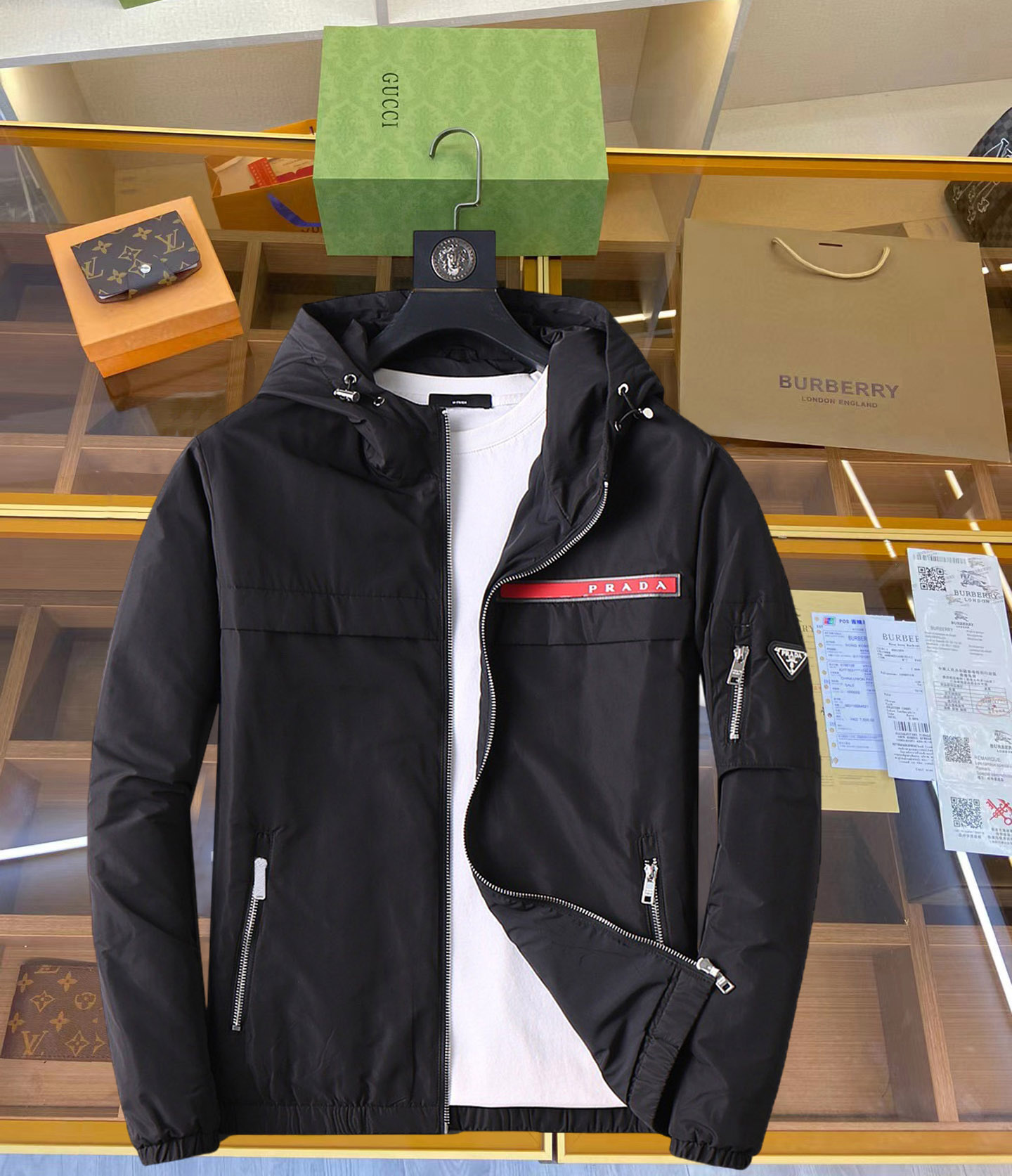 NO:126917,Prada 2025 Spring New Men's Jacket, original single three-standard full high-end version!  Customized fabrics for counters are breathable and comfortable, with impeccable details, brand elements design concept, professional purchasing level reflects high quality. The feel is delicate and soft!  It is casually cut, with a great upper body style!  Code number M~XXXL,,prada,jackets & coats,jackets & coats,alexander wang19860909普拉达 2025开春新款男士夹克外套,原单三标齐全高端版本！专柜定制面料 透气舒适度高,细节无可挑剔,品牌元素设计理念,专业代购级体现高品质.手感细腻柔软！呈现休闲裁剪,上身版型超赞！码数M～XXXL,,prada,jackets & coats,jackets & coats,alexander wang,Men's clothing