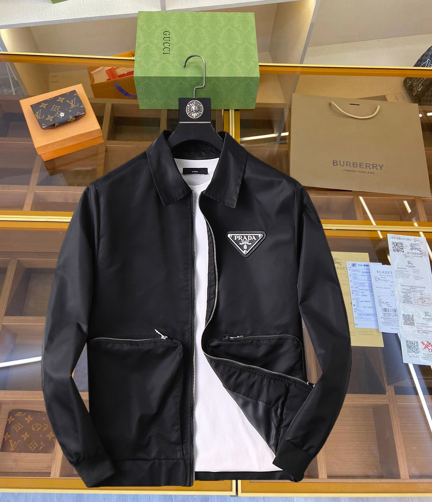 NO:126922,Prada 2025 Spring New Men's Jacket, original single three-standard full high-end version!  Customized fabrics for counters are breathable and comfortable, with impeccable details, brand elements design concept, professional purchasing level reflects high quality. The feel is delicate and soft!  It is casually cut, with a great upper body style!  Code number M~XXXL,,prada,jackets & coats,jackets & coats,alexander wang19860909普拉达 2025开春新款男士夹克外套,原单三标齐全高端版本！专柜定制面料 透气舒适度高,细节无可挑剔,品牌元素设计理念,专业代购级体现高品质.手感细腻柔软！呈现休闲裁剪,上身版型超赞！码数M～XXXL,,prada,jackets & coats,jackets & coats,alexander wang,Men's clothing