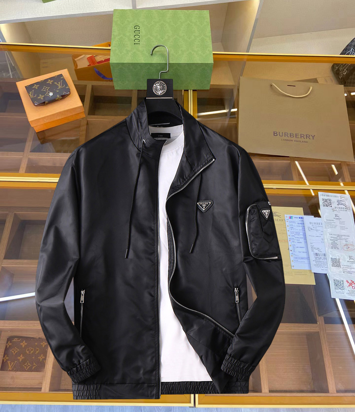 NO:126925,Prada 2025 Spring New Men's Jacket, original single three-standard full high-end version!  Customized fabrics for counters are breathable and comfortable, with impeccable details, brand elements design concept, professional purchasing level reflects high quality. The feel is delicate and soft!  It is casually cut, with a great upper body style!  Code number M~XXXL,,prada,jackets & coats,jackets & coats,alexander wang19860909普拉达 2025开春新款男士夹克外套,原单三标齐全高端版本！专柜定制面料 透气舒适度高,细节无可挑剔,品牌元素设计理念,专业代购级体现高品质.手感细腻柔软！呈现休闲裁剪,上身版型超赞！码数M～XXXL,,prada,jackets & coats,jackets & coats,alexander wang,Men's clothing