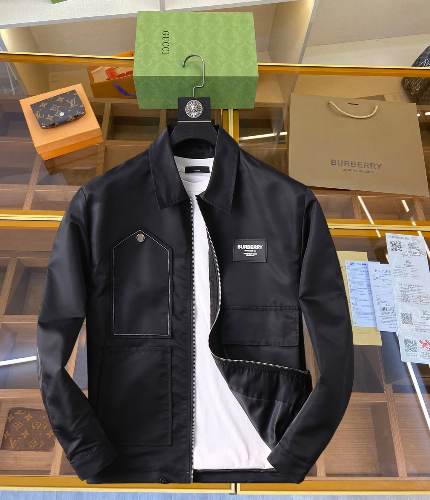 NO:126910,Burberry's new men's jacket in the spring of 2025, the original single three-standard high-end version!  Customized fabrics for counters are breathable and comfortable, with impeccable details, brand elements design concept, professional purchasing level reflects high quality. The feel is delicate and soft!  It is casually cut, with a great upper body style!  Code number M~XXXL, burberry, jackets & coats, jackets & coats, alexander wang19860909巴宝莉 2025开春新款男士夹克外套,原单三标齐全高端版本！专柜定制面料 透气舒适度高,细节无可挑剔,品牌元素设计理念,专业代购级体现高品质.手感细腻柔软！呈现休闲裁剪,上身版型超赞！码数M～XXXL,,burberry,jackets & coats,jackets & coats,alexander wang,Men's clothing