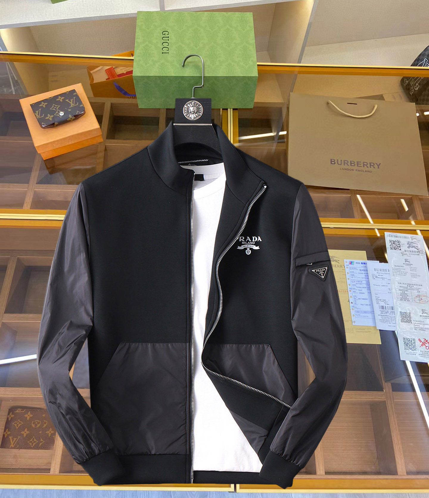 NO:126912,Prada 2025 Spring New Men's Jacket, original single three-standard full high-end version!  Customized fabrics for counters are breathable and comfortable, with impeccable details, brand elements design concept, professional purchasing level reflects high quality. The feel is delicate and soft!  It is casually cut, with a great upper body style!  Code number M~XXXL,,prada,jackets & coats,jackets & coats,alexander wang19860909普拉达 2025开春新款男士夹克外套,原单三标齐全高端版本！专柜定制面料 透气舒适度高,细节无可挑剔,品牌元素设计理念,专业代购级体现高品质.手感细腻柔软！呈现休闲裁剪,上身版型超赞！码数M～XXXL,,prada,jackets & coats,jackets & coats,alexander wang,Men's clothing