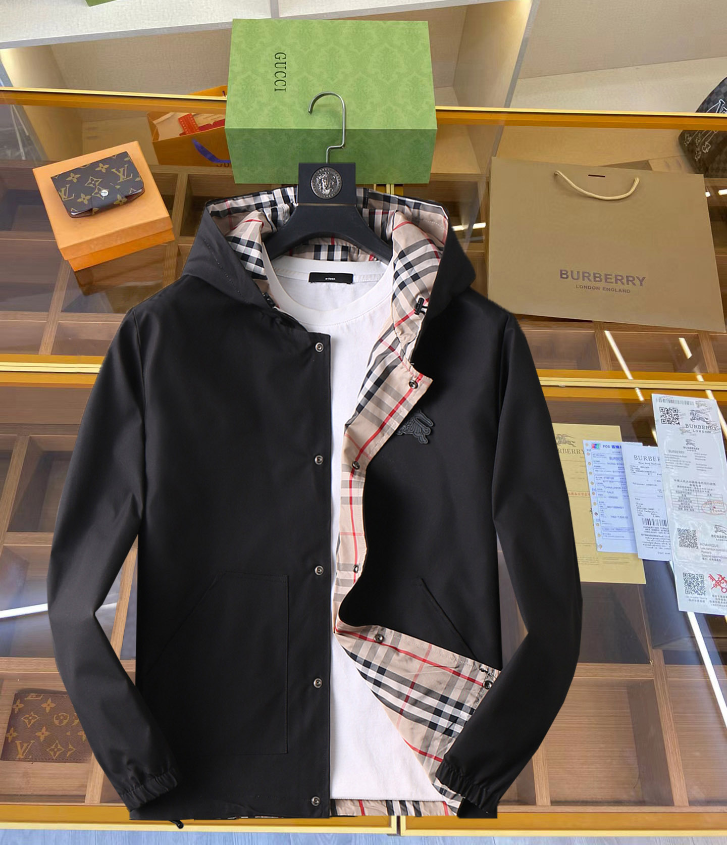 NO:126914,Burberry double-sided wear, 2025 new men's jacket for spring, original single three-standard high-end version!  Customized fabrics for counters are breathable and comfortable, with impeccable details, brand elements design concept, professional purchasing level reflects high quality. The feel is delicate and soft!  It is casually cut, with a great upper body style!  Code number M~XXXL, burberry, jackets & coats, jackets & coats, alexander wang19860909巴宝莉 双面穿,2025开春新款男士夹克外套,原单三标齐全高端版本！专柜定制面料 透气舒适度高,细节无可挑剔,品牌元素设计理念,专业代购级体现高品质.手感细腻柔软！呈现休闲裁剪,上身版型超赞！码数M～XXXL,,burberry,jackets & coats,jackets & coats,alexander wang,Men's clothing