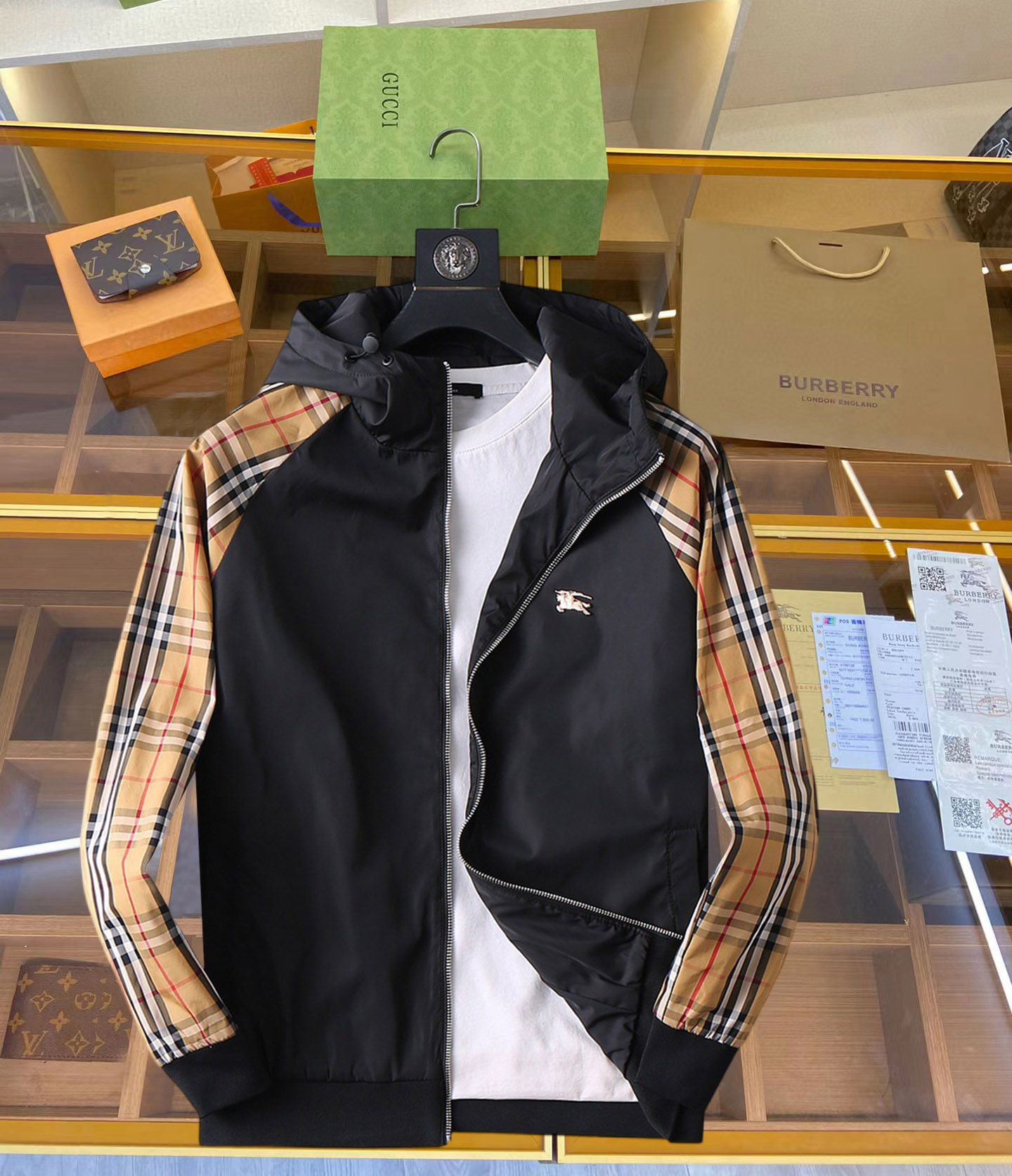 NO:126916,Burberry's new men's jacket in the spring of 2025, the original single three-standard high-end version!  Customized fabrics for counters are breathable and comfortable, with impeccable details, brand elements design concept, professional purchasing level reflects high quality. The feel is delicate and soft!  It is casually cut, with a great upper body style!  Code number M~XXXL, burberry, jackets & coats, jackets & coats, alexander wang19860909巴宝莉 2025开春新款男士夹克外套,原单三标齐全高端版本！专柜定制面料 透气舒适度高,细节无可挑剔,品牌元素设计理念,专业代购级体现高品质.手感细腻柔软！呈现休闲裁剪,上身版型超赞！码数M～XXXL,,burberry,jackets & coats,jackets & coats,alexander wang,Men's clothing