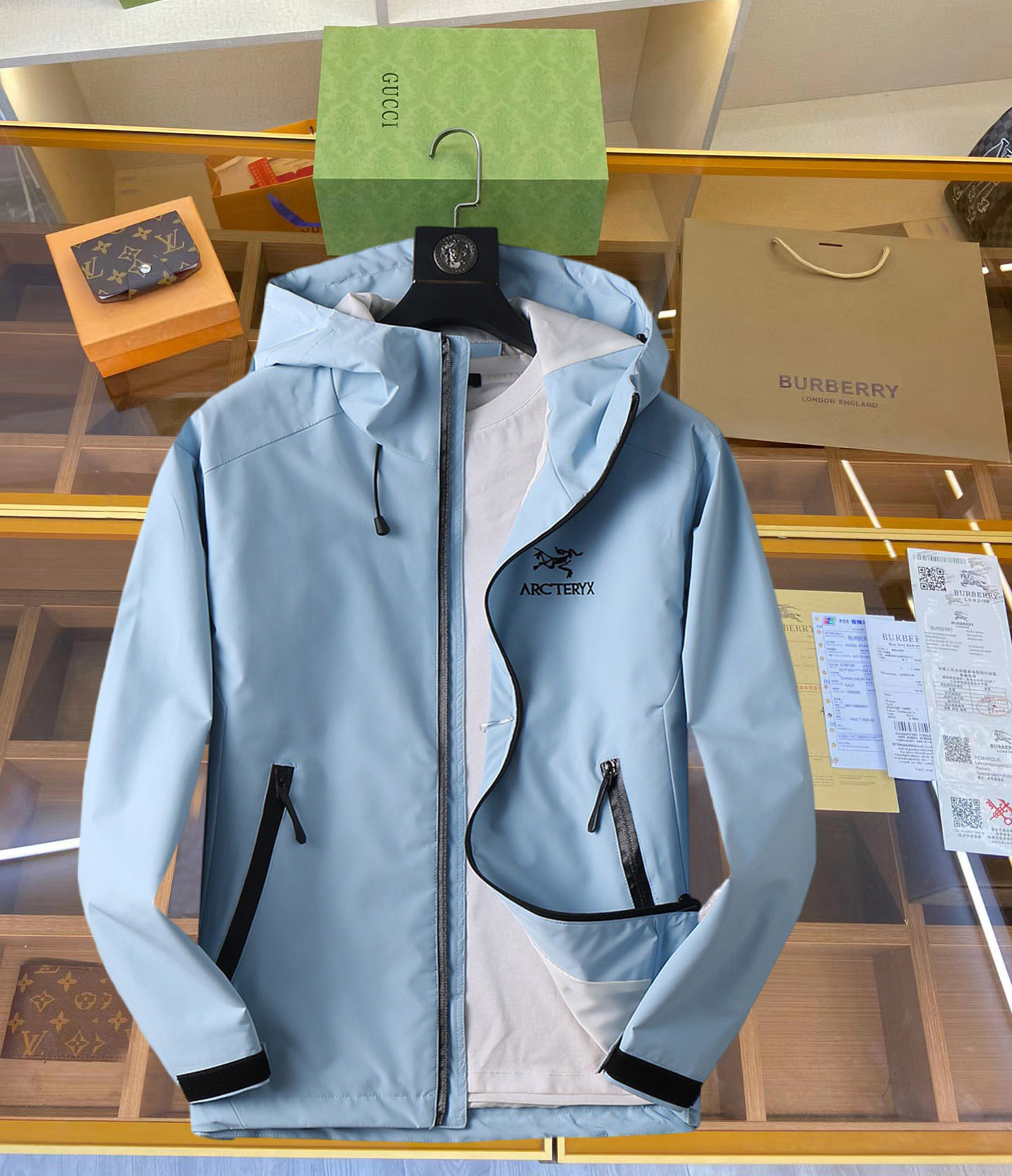 NO:126918,Archaeopteryx 2025 Spring New Men's Jacket, original single three-standard full high-end version!  Customized fabrics for counters are breathable and comfortable, with impeccable details, brand elements design concept, professional purchasing level reflects high quality. The feel is delicate and soft!  It is casually cut, with a great upper body style!  Code number M~XXXL,arc'teryx,jackets & coats,jackets & coats,alexander wang19860909始祖鸟 2025开春新款男士夹克外套,原单三标齐全高端版本！专柜定制面料 透气舒适度高,细节无可挑剔,品牌元素设计理念,专业代购级体现高品质.手感细腻柔软！呈现休闲裁剪,上身版型超赞！码数M～XXXL,arc'teryx,jackets & coats,jackets & coats,alexander wang,Men's clothing