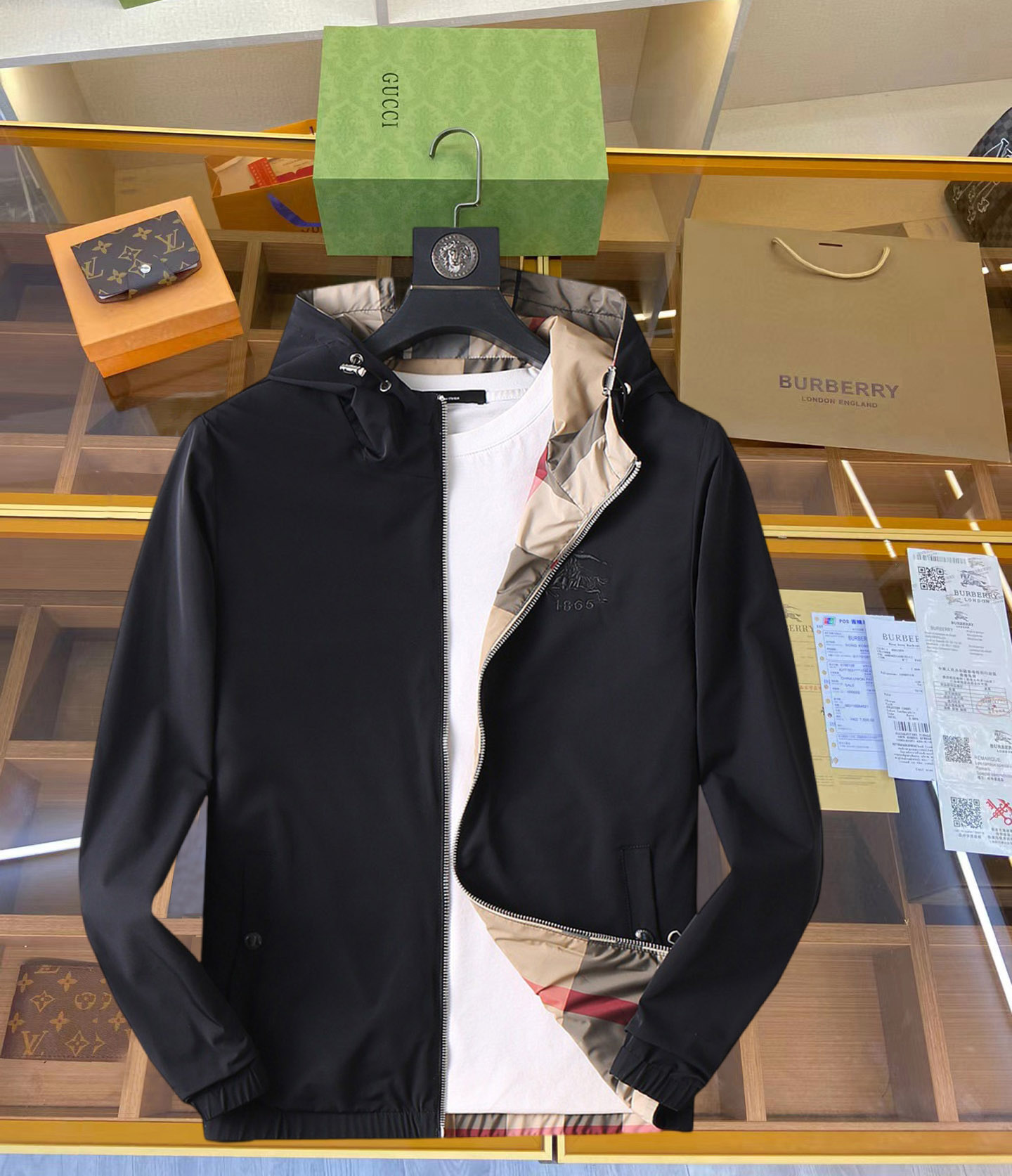 NO:126920,Burberry double-sided wear, 2025 new men's jacket for spring, original single three-standard high-end version!  Customized fabrics for counters are breathable and comfortable, with impeccable details, brand elements design concept, professional purchasing level reflects high quality. The feel is delicate and soft!  It is casually cut, with a great upper body style!  Code number M~XXXL, burberry, jackets & coats, jackets & coats, alexander wang19860909巴宝莉 双面穿,2025开春新款男士夹克外套,原单三标齐全高端版本！专柜定制面料 透气舒适度高,细节无可挑剔,品牌元素设计理念,专业代购级体现高品质.手感细腻柔软！呈现休闲裁剪,上身版型超赞！码数M～XXXL,,burberry,jackets & coats,jackets & coats,alexander wang,Men's clothing