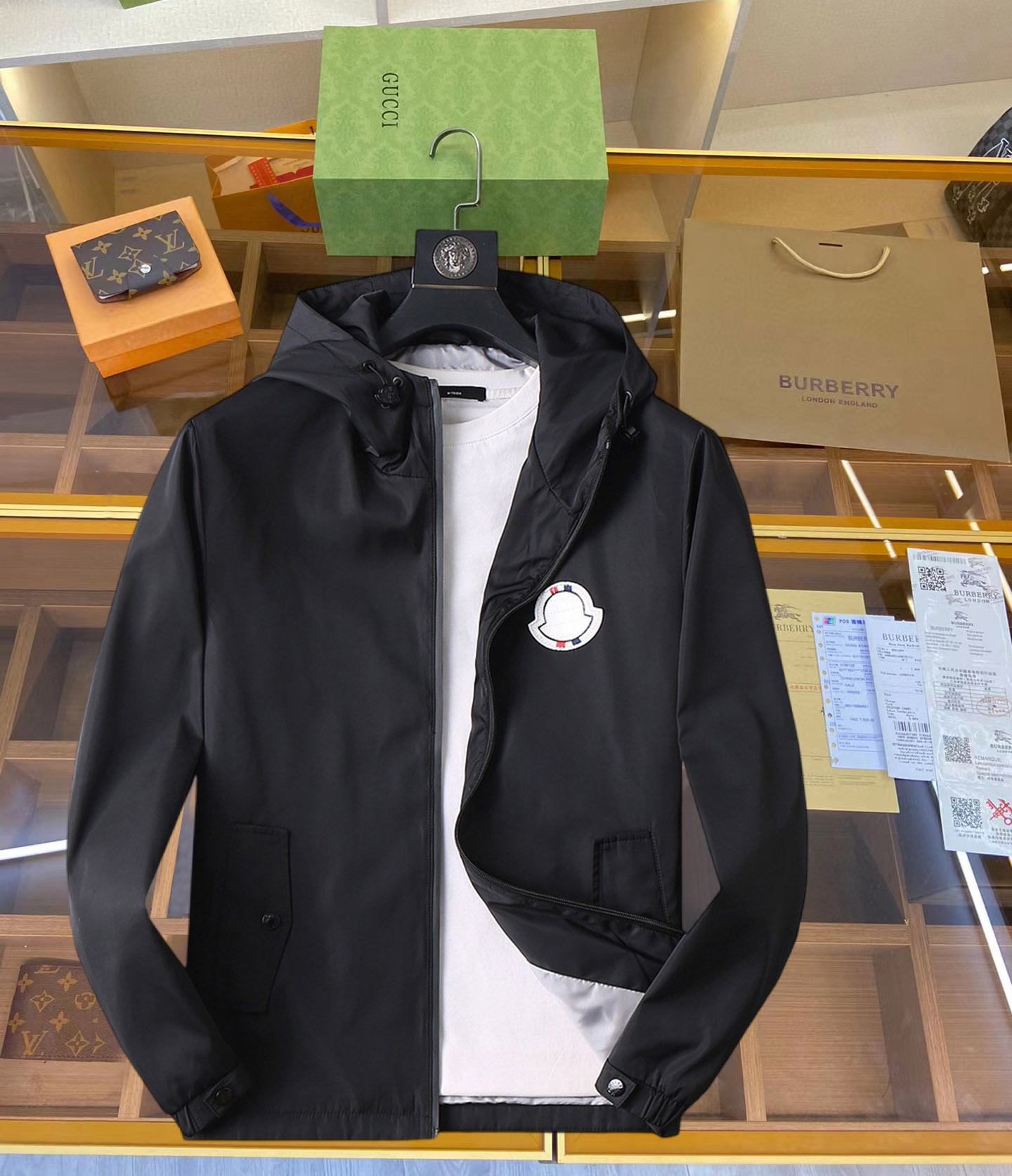 NO:126921,The new men's jacket for spring 2025, the original single three-standard full high-end version!  Customized fabrics for counters are breathable and comfortable, with impeccable details, brand elements design concept, professional purchasing level reflects high quality. The feel is delicate and soft!  It is casually cut, with a great upper body style!  Code number M~XXXL, Moncler, jackets & coats, jackets & coats, alexander wang19860909蒙口 2025开春新款男士夹克外套,原单三标齐全高端版本！专柜定制面料 透气舒适度高,细节无可挑剔,品牌元素设计理念,专业代购级体现高品质.手感细腻柔软！呈现休闲裁剪,上身版型超赞！码数M～XXXL,,Moncler,jackets & coats,jackets & coats,alexander wang,Men's clothing