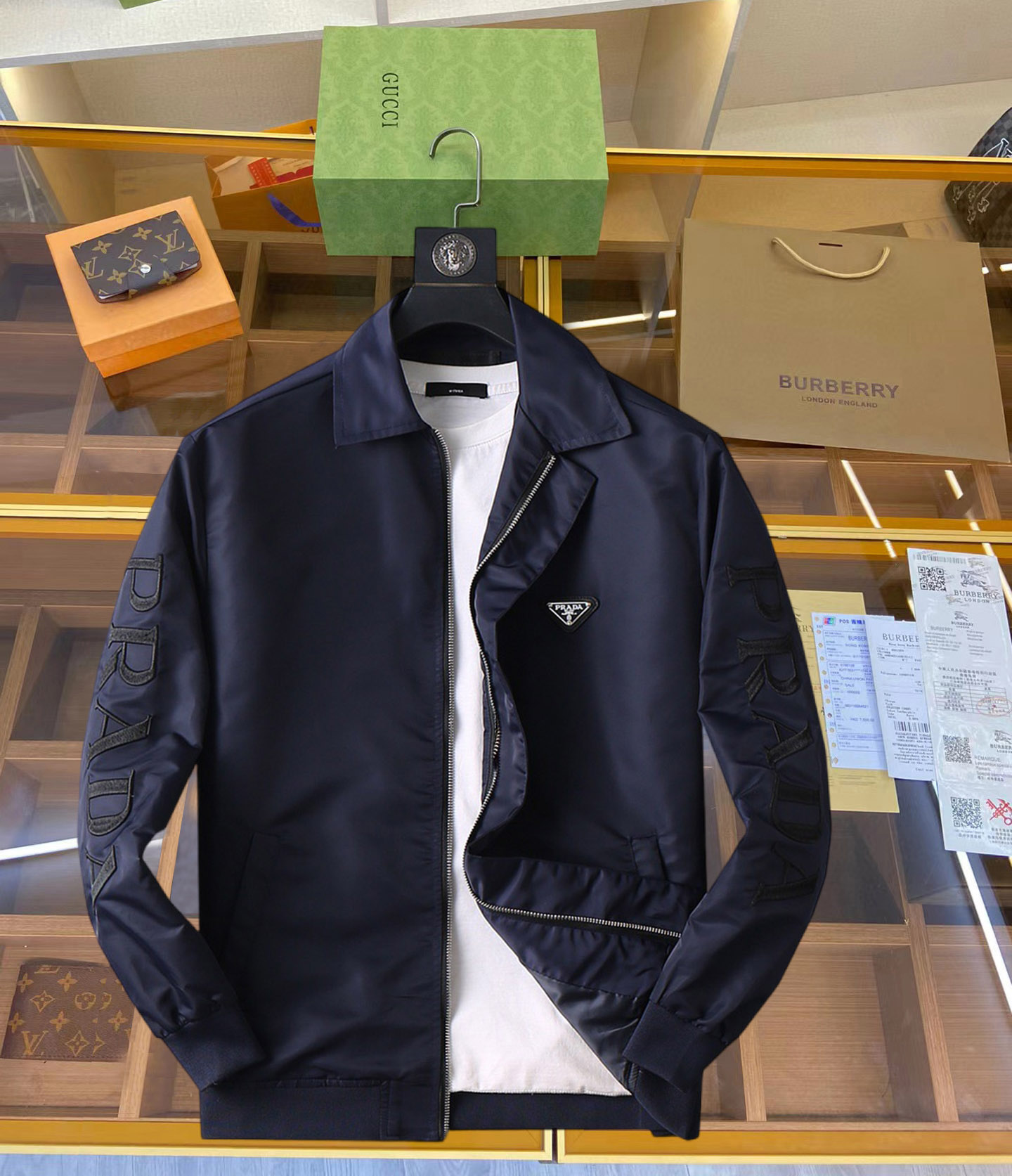 NO:126923,Prada 2025 Spring New Men's Jacket, original single three-standard full high-end version!  Customized fabrics for counters are breathable and comfortable, with impeccable details, brand elements design concept, professional purchasing level reflects high quality. The feel is delicate and soft!  It is casually cut, with a great upper body style!  Code number M~XXXL,,prada,jackets & coats,jackets & coats,alexander wang19860909普拉达 2025开春新款男士夹克外套,原单三标齐全高端版本！专柜定制面料 透气舒适度高,细节无可挑剔,品牌元素设计理念,专业代购级体现高品质.手感细腻柔软！呈现休闲裁剪,上身版型超赞！码数M～XXXL,,prada,jackets & coats,jackets & coats,alexander wang,Men's clothing