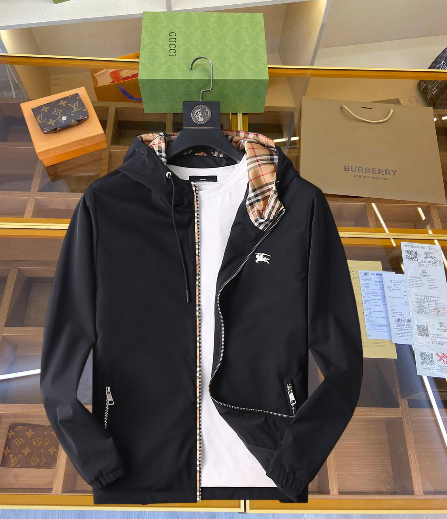 NO:126926,Burberry's new men's jacket in the spring of 2025, the original single three-standard high-end version!  Customized fabrics for counters are breathable and comfortable, with impeccable details, brand elements design concept, professional purchasing level reflects high quality. The feel is delicate and soft!  It is casually cut, with a great upper body style!  Code number M~XXXL, burberry, jackets & coats, jackets & coats, alexander wang19860909巴宝莉 2025开春新款男士夹克外套,原单三标齐全高端版本！专柜定制面料 透气舒适度高,细节无可挑剔,品牌元素设计理念,专业代购级体现高品质.手感细腻柔软！呈现休闲裁剪,上身版型超赞！码数M～XXXL,,burberry,jackets & coats,jackets & coats,alexander wang,Men's clothing