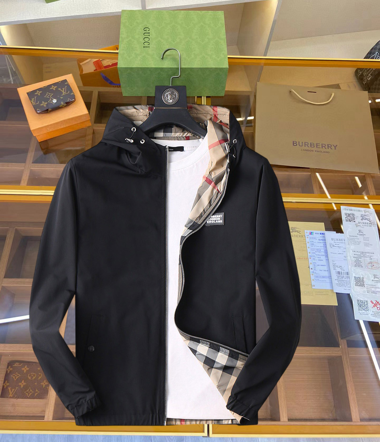 NO:126927,Burberry double-sided wear, 2025 new men's jacket for spring, original single three-standard high-end version!  Customized fabrics for counters are breathable and comfortable, with impeccable details, brand elements design concept, professional purchasing level reflects high quality. The feel is delicate and soft!  It is casually cut, with a great upper body style!  Code number M~XXXL, burberry, jackets & coats, jackets & coats, alexander wang19860909巴宝莉 双面穿,2025开春新款男士夹克外套,原单三标齐全高端版本！专柜定制面料 透气舒适度高,细节无可挑剔,品牌元素设计理念,专业代购级体现高品质.手感细腻柔软！呈现休闲裁剪,上身版型超赞！码数M～XXXL,,burberry,jackets & coats,jackets & coats,alexander wang,Men's clothing