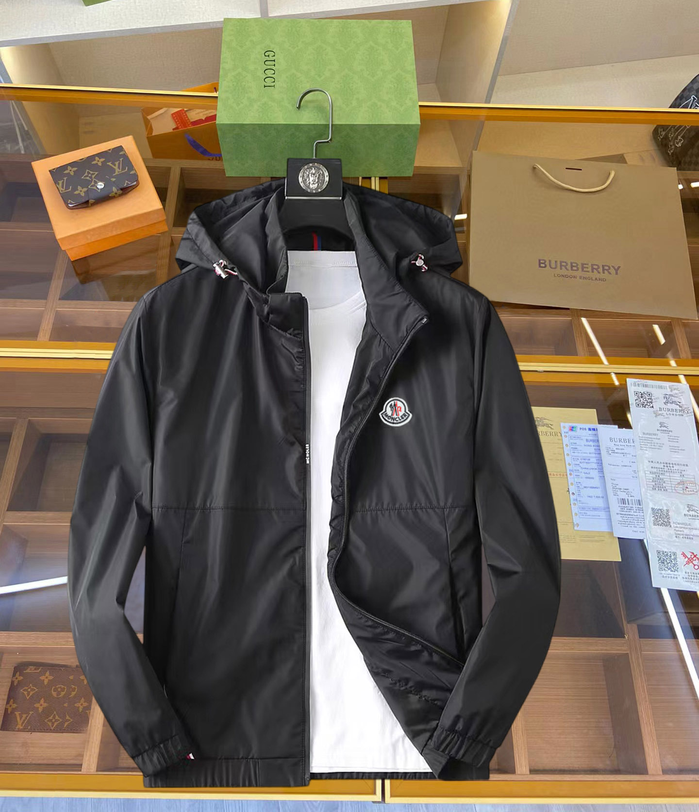 NO:126907,Prada 2025 Spring New Men's Jacket, original single three-standard full high-end version!  Customized fabrics for counters are breathable and comfortable, with impeccable details, brand elements design concept, professional purchasing level reflects high quality. The feel is delicate and soft!  It is casually cut, with a great upper body style!  Code number M~XXXL,,prada,jackets & coats,jackets & coats,alexander wang19860909普拉达 2025开春新款男士夹克外套,原单三标齐全高端版本！专柜定制面料 透气舒适度高,细节无可挑剔,品牌元素设计理念,专业代购级体现高品质.手感细腻柔软！呈现休闲裁剪,上身版型超赞！码数M～XXXL,,prada,jackets & coats,jackets & coats,alexander wang,Men's clothing