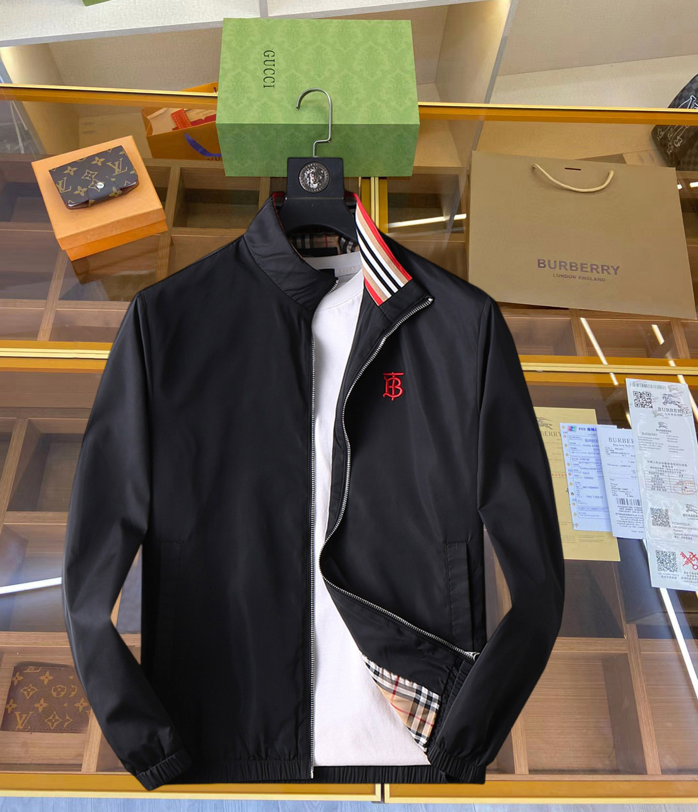 NO:126928,Burberry's new men's jacket in the spring of 2025, the original single three-standard high-end version!  Customized fabrics for counters are breathable and comfortable, with impeccable details, brand elements design concept, professional purchasing level reflects high quality. The feel is delicate and soft!  It is casually cut, with a great upper body style!  Code number M~XXXL, burberry, jackets & coats, jackets & coats, alexander wang19860909巴宝莉 2025开春新款男士夹克外套,原单三标齐全高端版本！专柜定制面料 透气舒适度高,细节无可挑剔,品牌元素设计理念,专业代购级体现高品质.手感细腻柔软！呈现休闲裁剪,上身版型超赞！码数M～XXXL,,burberry,jackets & coats,jackets & coats,alexander wang,Men's clothing