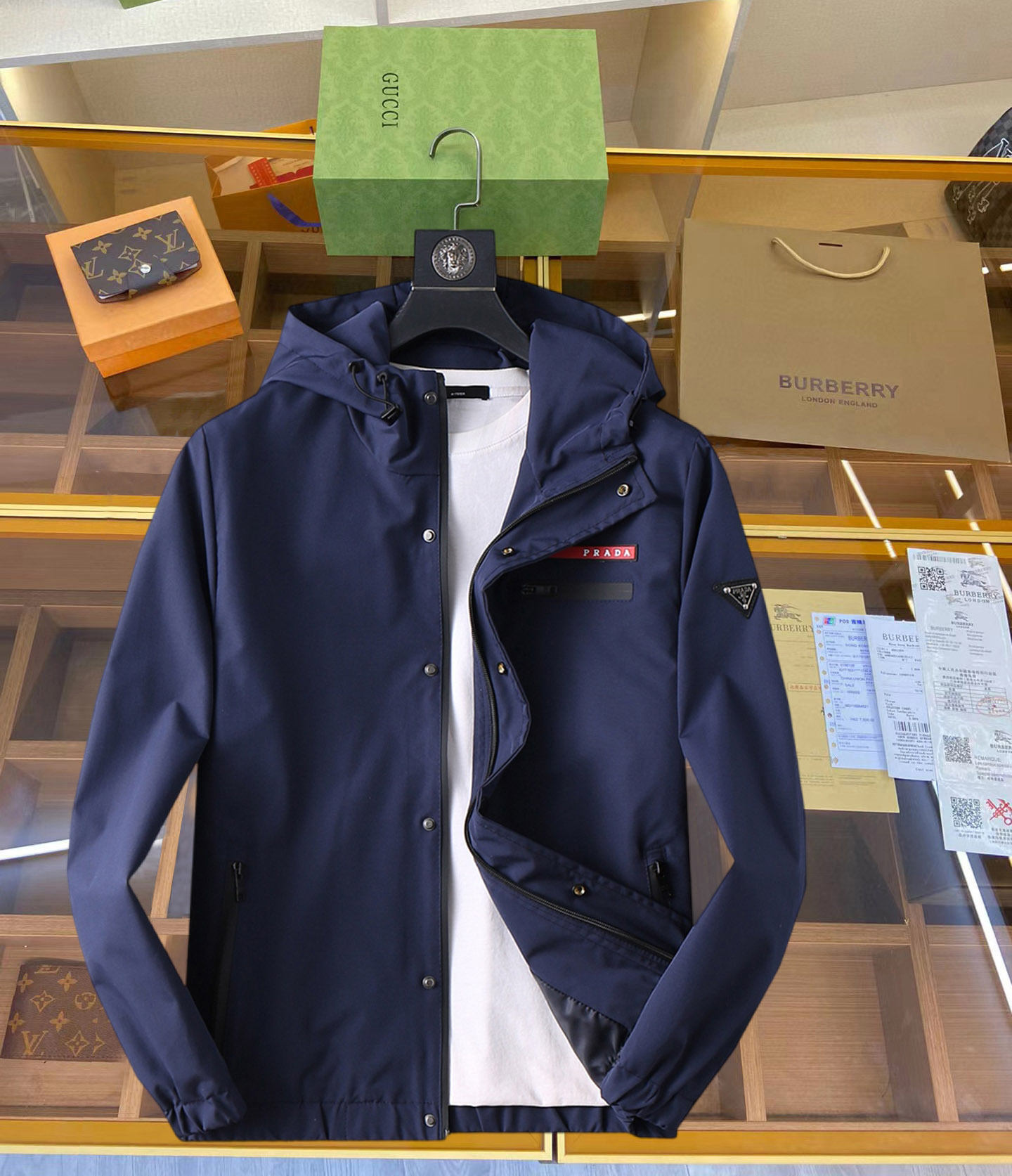 NO:126932,Prada 2025 Spring New Men's Jacket, original single three-standard full high-end version!  Customized fabrics for counters are breathable and comfortable, with impeccable details, brand elements design concept, professional purchasing level reflects high quality. The feel is delicate and soft!  It is casually cut, with a great upper body style!  Code number M~XXXL,,prada,jackets & coats,jackets & coats,alexander wang19860909普拉达 2025开春新款男士夹克外套,原单三标齐全高端版本！专柜定制面料 透气舒适度高,细节无可挑剔,品牌元素设计理念,专业代购级体现高品质.手感细腻柔软！呈现休闲裁剪,上身版型超赞！码数M～XXXL,,prada,jackets & coats,jackets & coats,alexander wang,Men's clothing