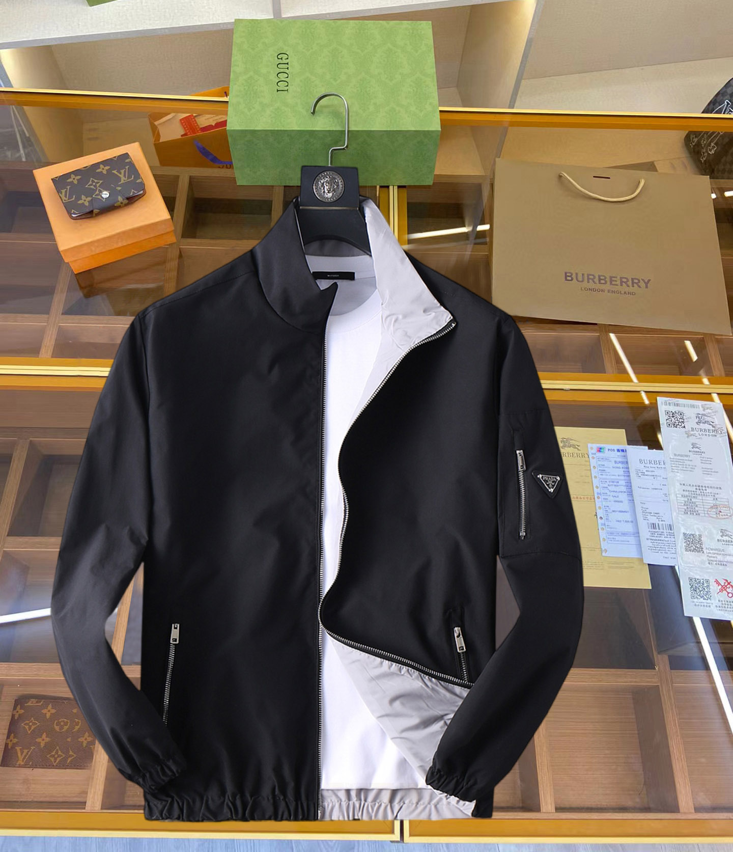 NO:126935,Prada double-sided wear, 2025 new men's jacket for spring 2025, original single three-standard high-end version!  Customized fabrics for counters are breathable and comfortable, with impeccable details, brand elements design concept, professional purchasing level reflects high quality. The feel is delicate and soft!  It is casually cut, with a great upper body style!  Code number M~XXXL,,prada,jackets & coats,jackets & coats,alexander wang19860909普拉达 双面穿,2025开春新款男士夹克外套,原单三标齐全高端版本！专柜定制面料 透气舒适度高,细节无可挑剔,品牌元素设计理念,专业代购级体现高品质.手感细腻柔软！呈现休闲裁剪,上身版型超赞！码数M～XXXL,,prada,jackets & coats,jackets & coats,alexander wang,Men's clothing