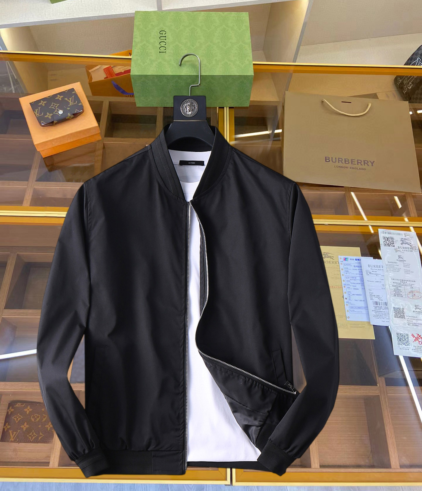 NO:126937,Dior 2025 new men's jacket in the spring, the original three-standard high-end version!  Customized fabrics for counters are breathable and comfortable, with impeccable details, brand elements design concept, professional purchasing level reflects high quality. The feel is delicate and soft!  It is casually cut, with a great upper body style!  Code number M~XXXL,,dior,jackets & coats,jackets & coats,alexander wang19860909迪奥 2025开春新款男士夹克外套,原单三标齐全高端版本！专柜定制面料 透气舒适度高,细节无可挑剔,品牌元素设计理念,专业代购级体现高品质.手感细腻柔软！呈现休闲裁剪,上身版型超赞！码数M～XXXL,,dior,jackets & coats,jackets & coats,alexander wang,Men's clothing